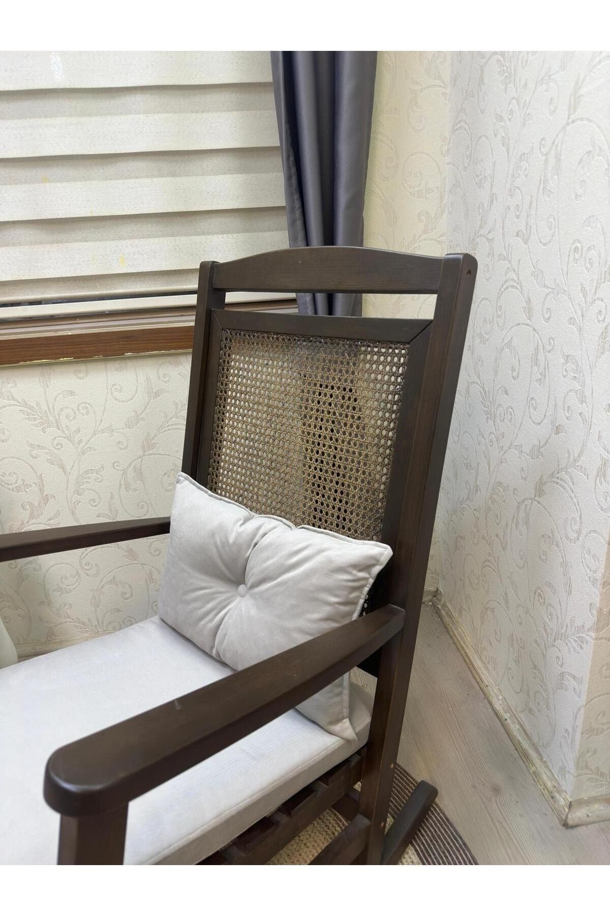 Veranda Naturel Krem Minderli Hasırlı Sallanan Sandalye Hazeranlı Dinlenme Koltuğu
