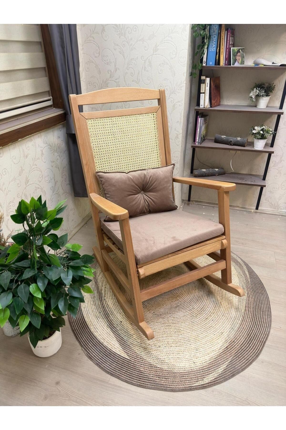 Veranda Naturel Krem Minderli Hasırlı Sallanan Sandalye Hazeranlı Dinlenme Koltuğu