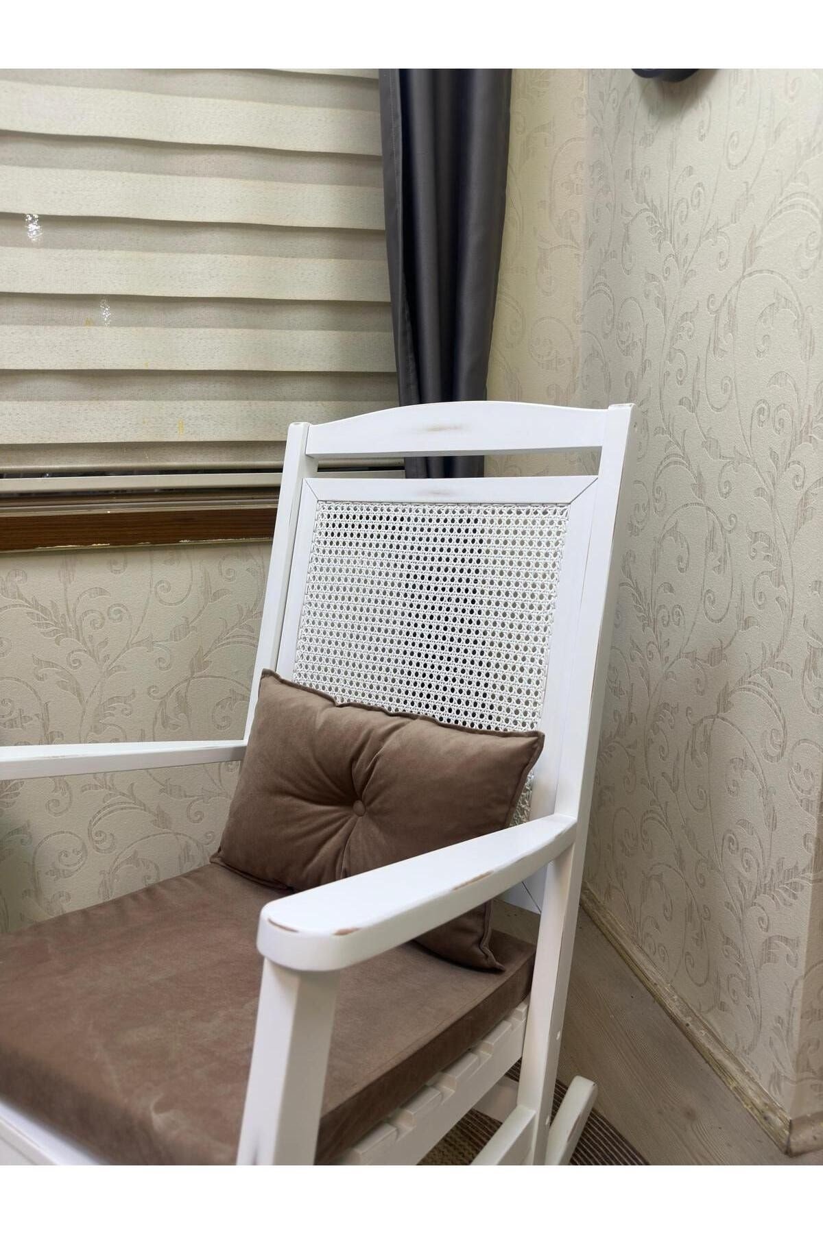 Veranda Naturel Krem Minderli Hasırlı Sallanan Sandalye Hazeranlı Dinlenme Koltuğu