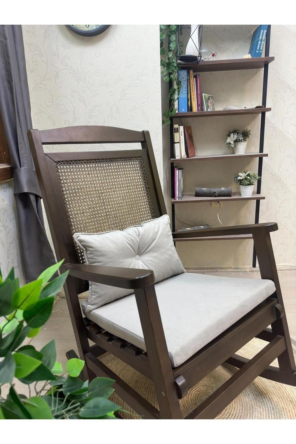 Veranda Naturel Krem Minderli Hasırlı Sallanan Sandalye Hazeranlı Dinlenme Koltuğu