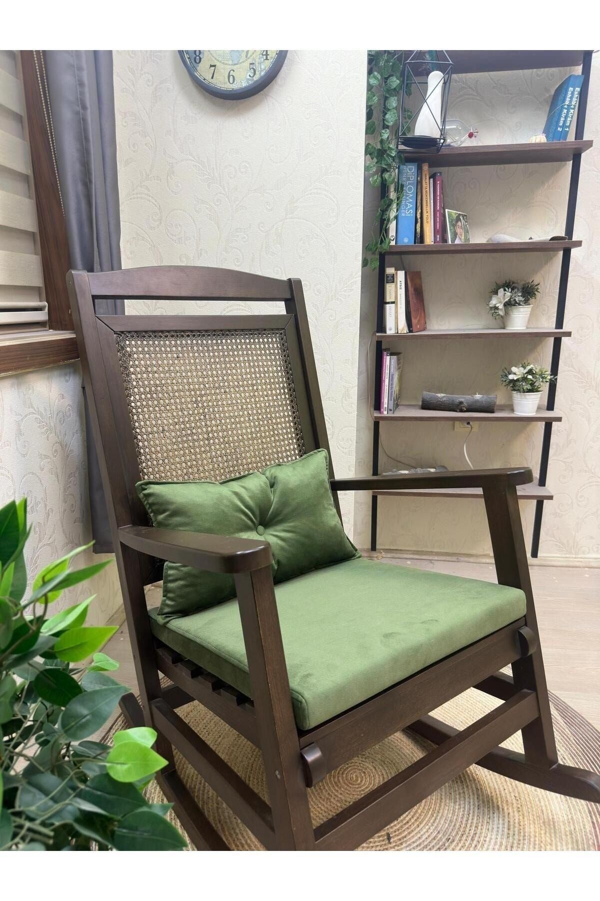 Veranda Naturel Krem Minderli Hasırlı Sallanan Sandalye Hazeranlı Dinlenme Koltuğu