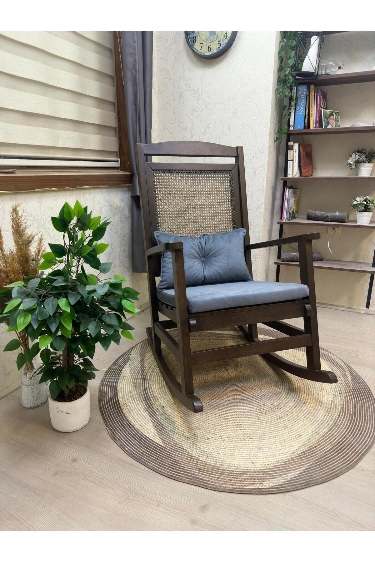 Veranda Naturel Krem Minderli Hasırlı Sallanan Sandalye Hazeranlı Dinlenme Koltuğu
