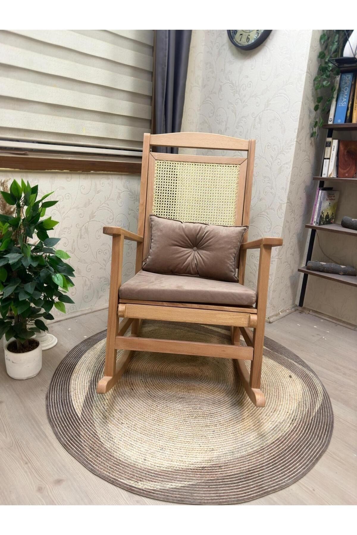 Veranda Naturel Krem Minderli Hasırlı Sallanan Sandalye Hazeranlı Dinlenme Koltuğu