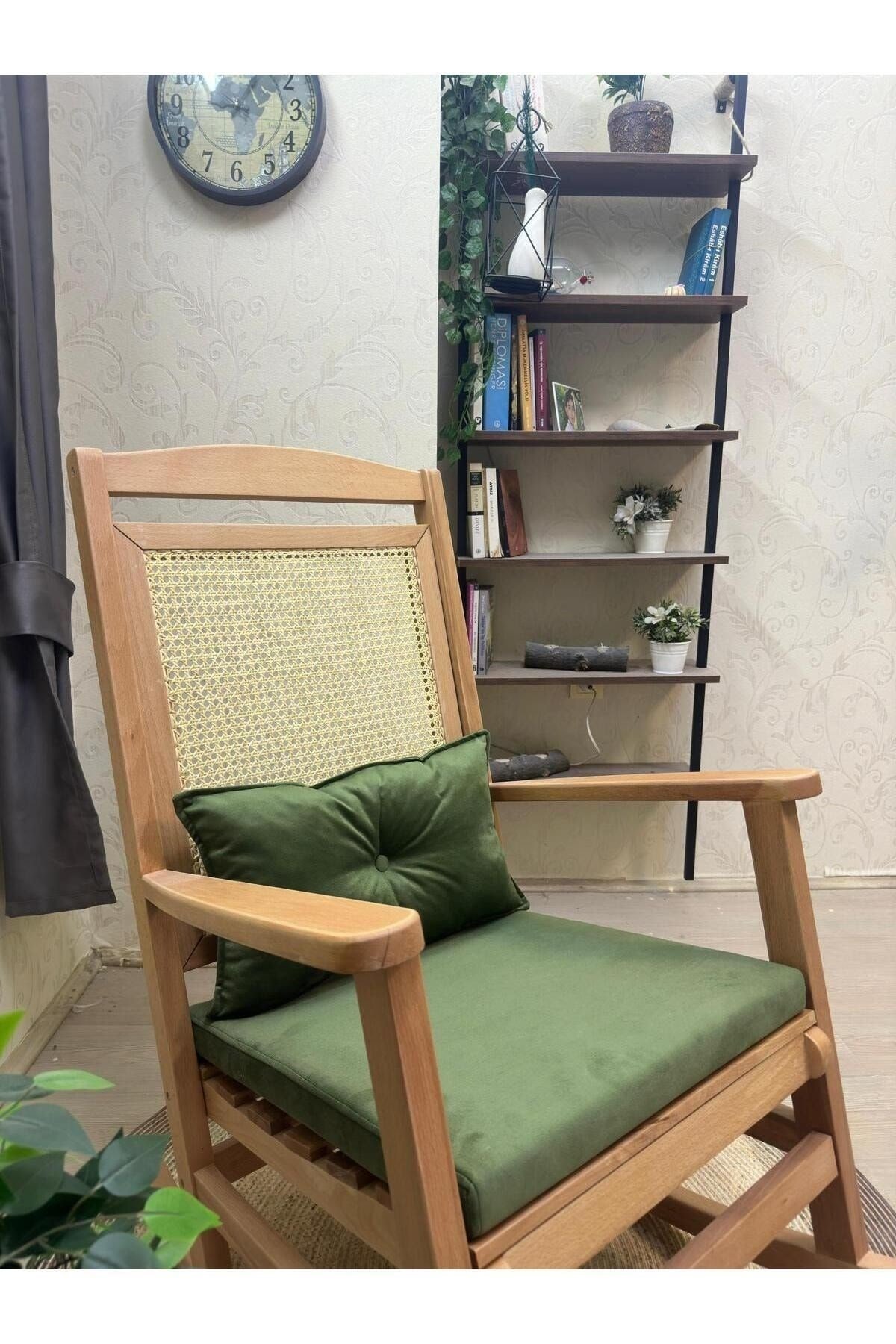Veranda Naturel Krem Minderli Hasırlı Sallanan Sandalye Hazeranlı Dinlenme Koltuğu