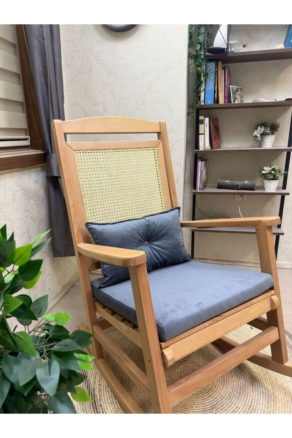 Veranda Naturel Krem Minderli Hasırlı Sallanan Sandalye Hazeranlı Dinlenme Koltuğu