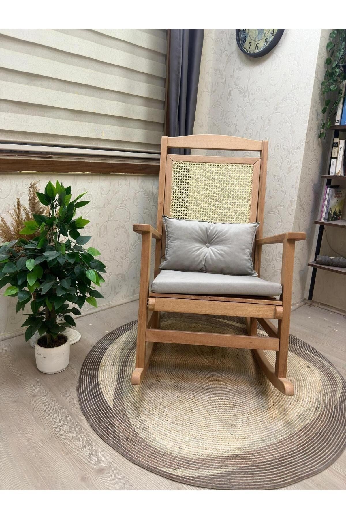 Veranda Naturel Krem Minderli Hasırlı Sallanan Sandalye Hazeranlı Dinlenme Koltuğu
