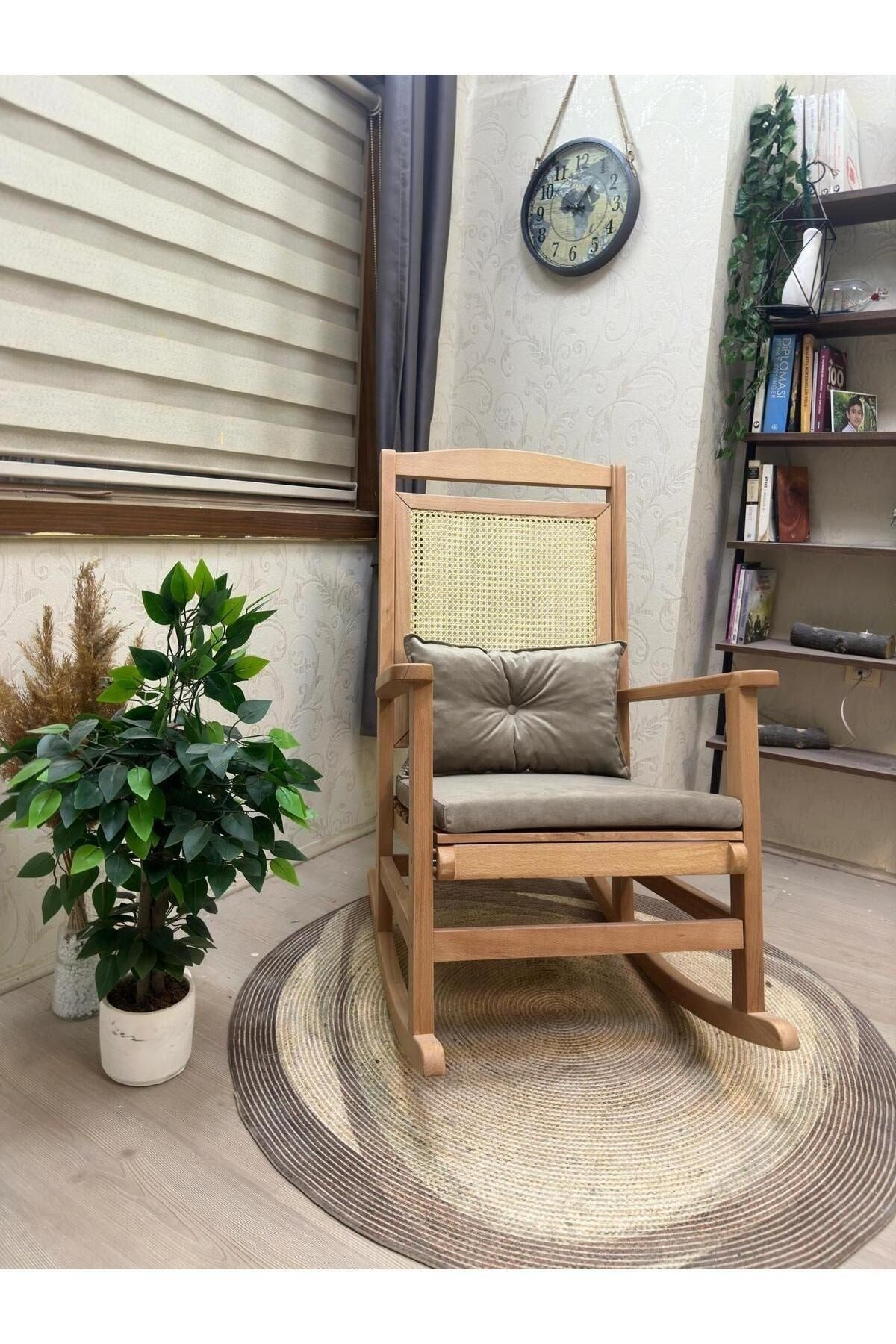 Veranda Naturel Krem Minderli Hasırlı Sallanan Sandalye Hazeranlı Dinlenme Koltuğu