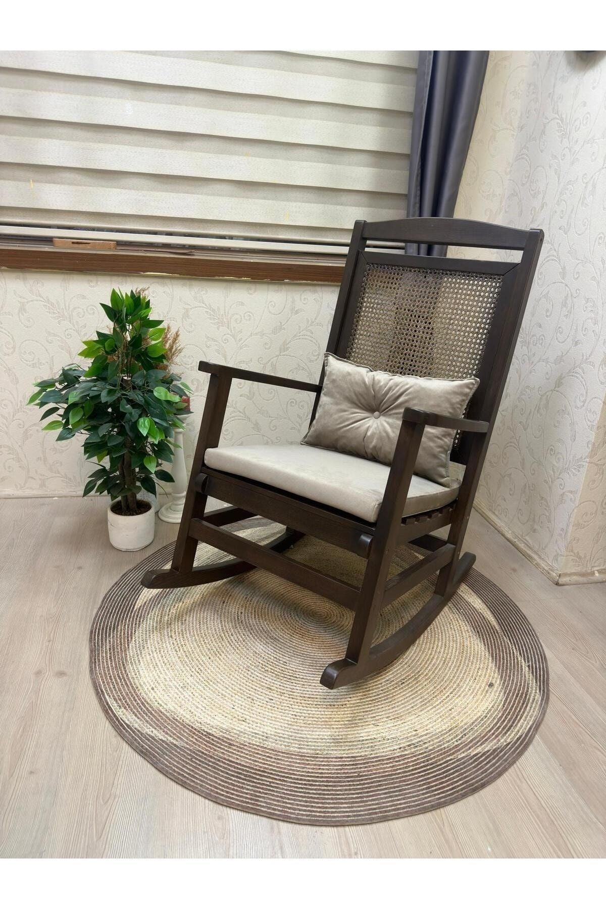 Veranda Naturel Krem Minderli Hasırlı Sallanan Sandalye Hazeranlı Dinlenme Koltuğu