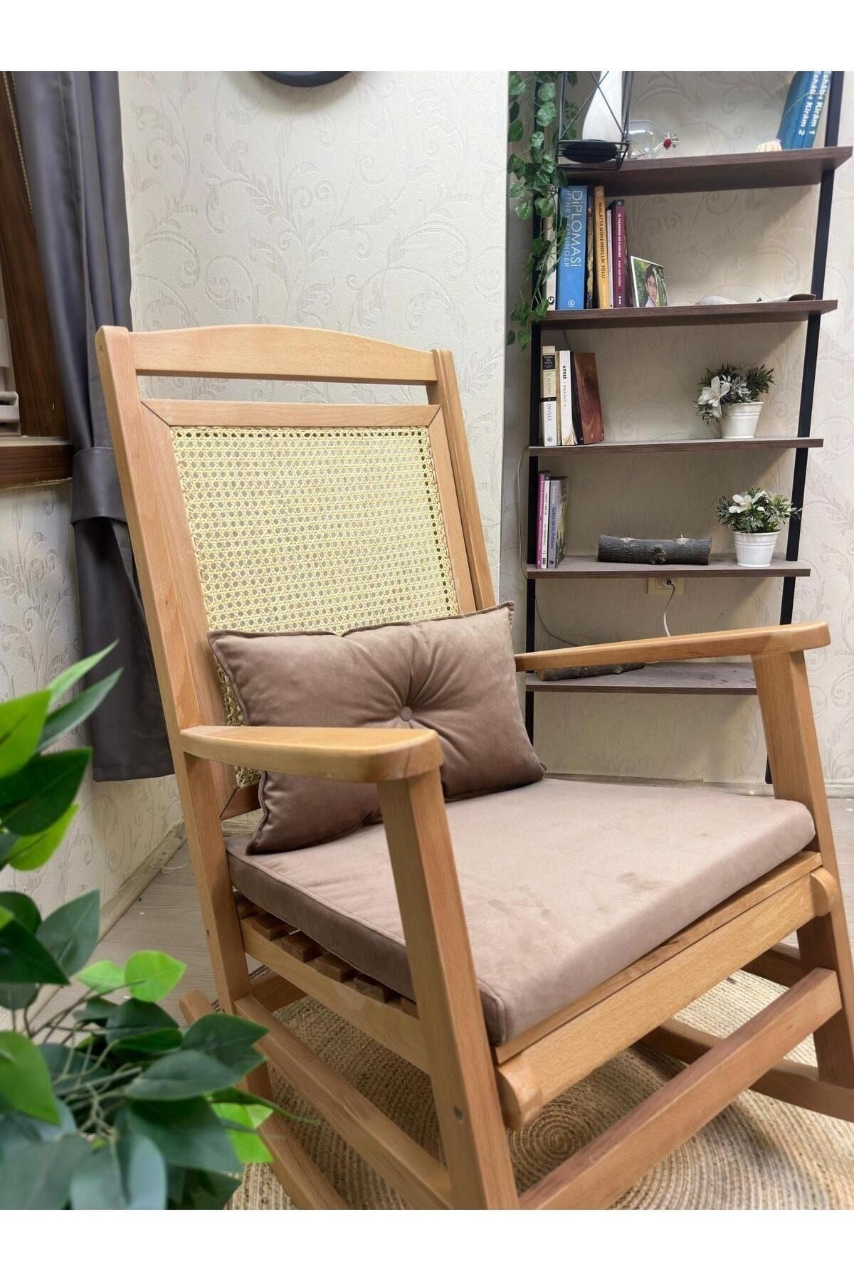 Veranda Naturel Krem Minderli Hasırlı Sallanan Sandalye Hazeranlı Dinlenme Koltuğu