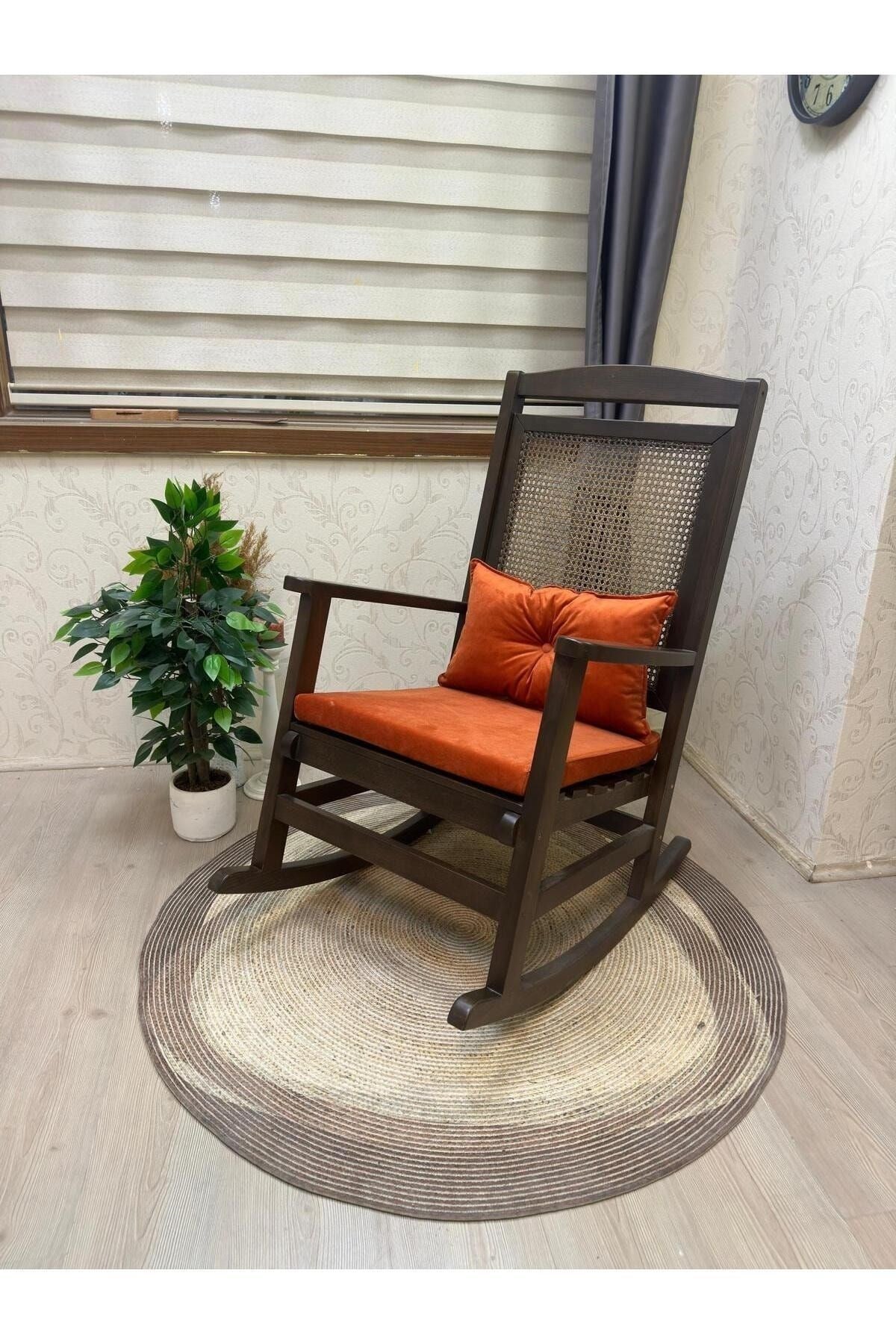 Veranda Naturel Krem Minderli Hasırlı Sallanan Sandalye Hazeranlı Dinlenme Koltuğu
