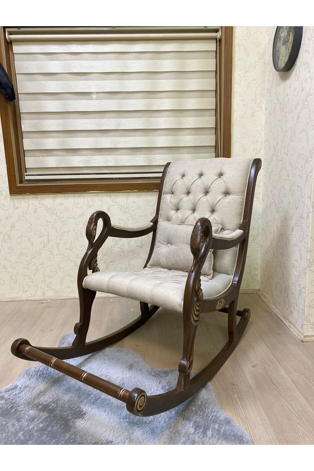 Vintage Kuğu Ceviz Gri El Oyması Ahşap Sallanan Sandalye Dinlenme Koltuğu