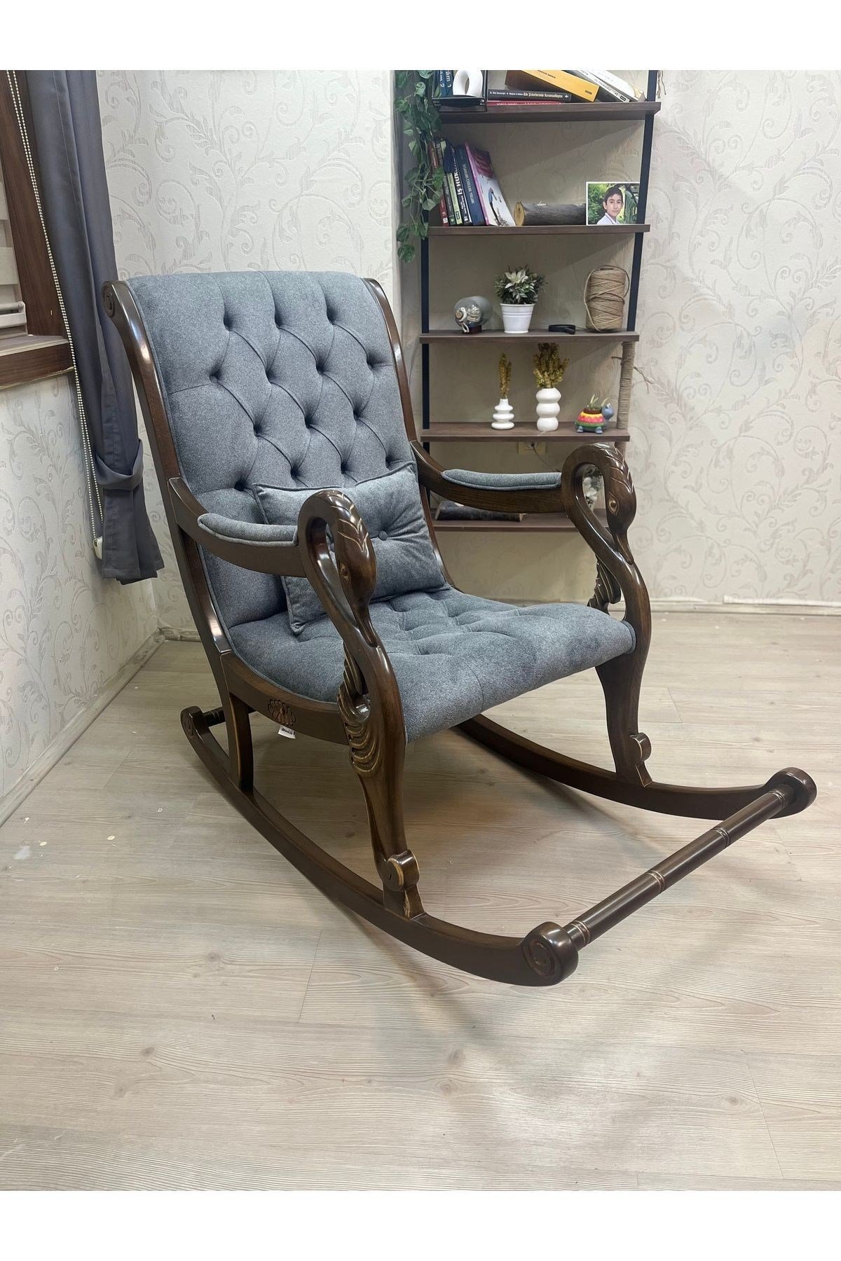 Vintage Kuğu Ceviz Gri El Oyması Ahşap Sallanan Sandalye Dinlenme Koltuğu
