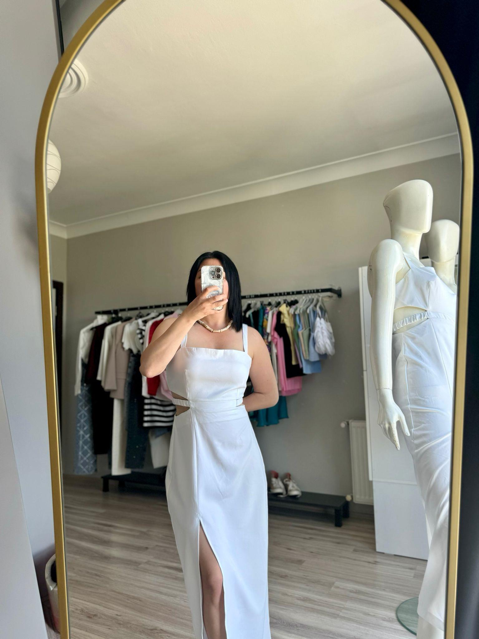 Beyaz Bel Detaylı Askılı Yırtmaç Elbise