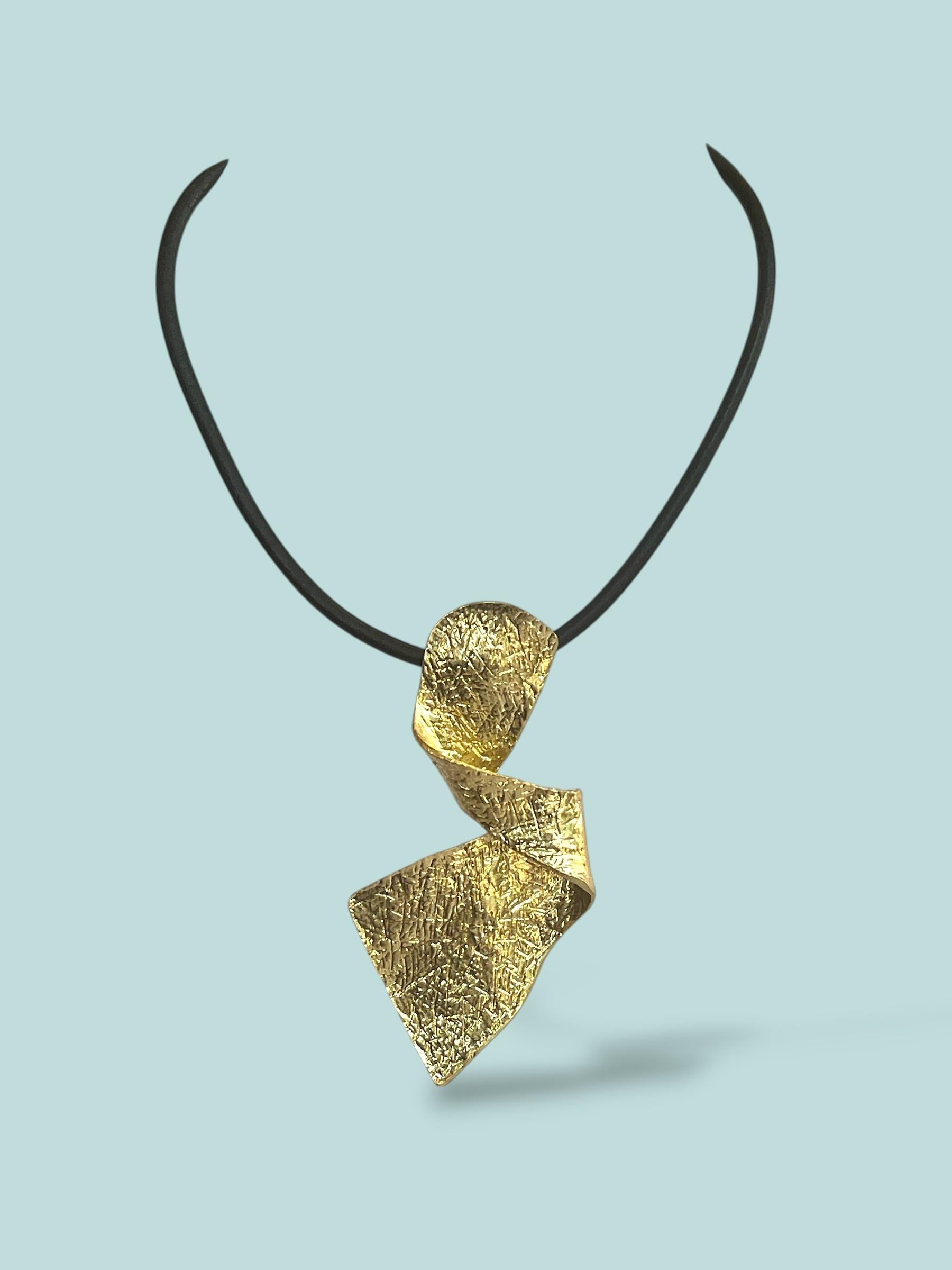 Asimetrik Spiral Tasarım Gold Kolye