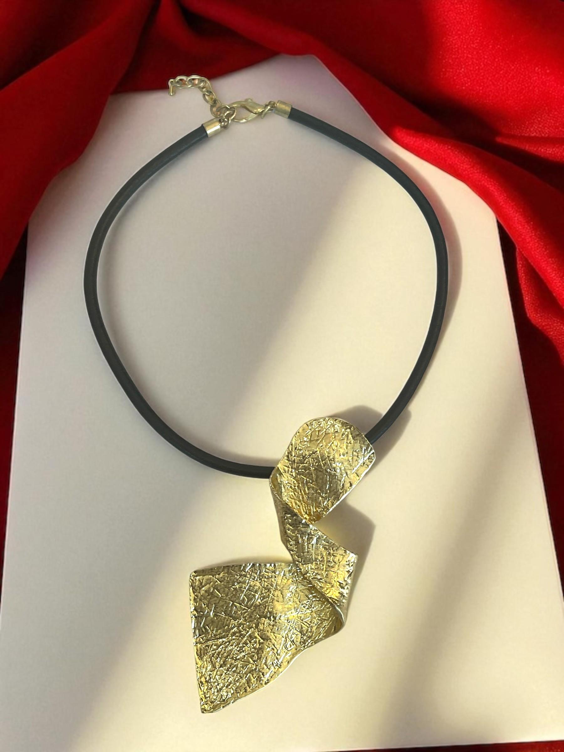Asimetrik Spiral Tasarım Gold Kolye