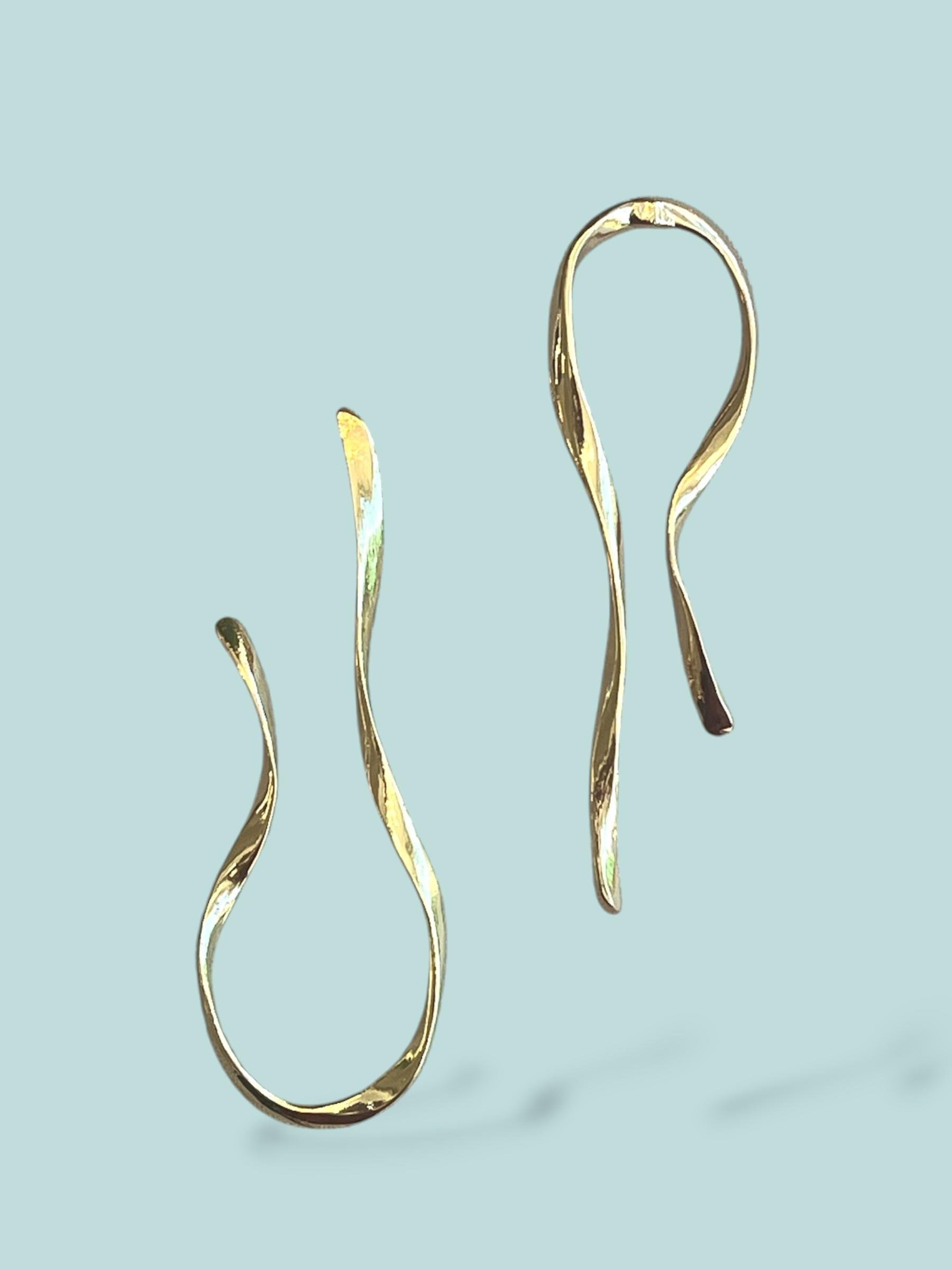 Asimetrik Ters Tasarım Gold Küpe