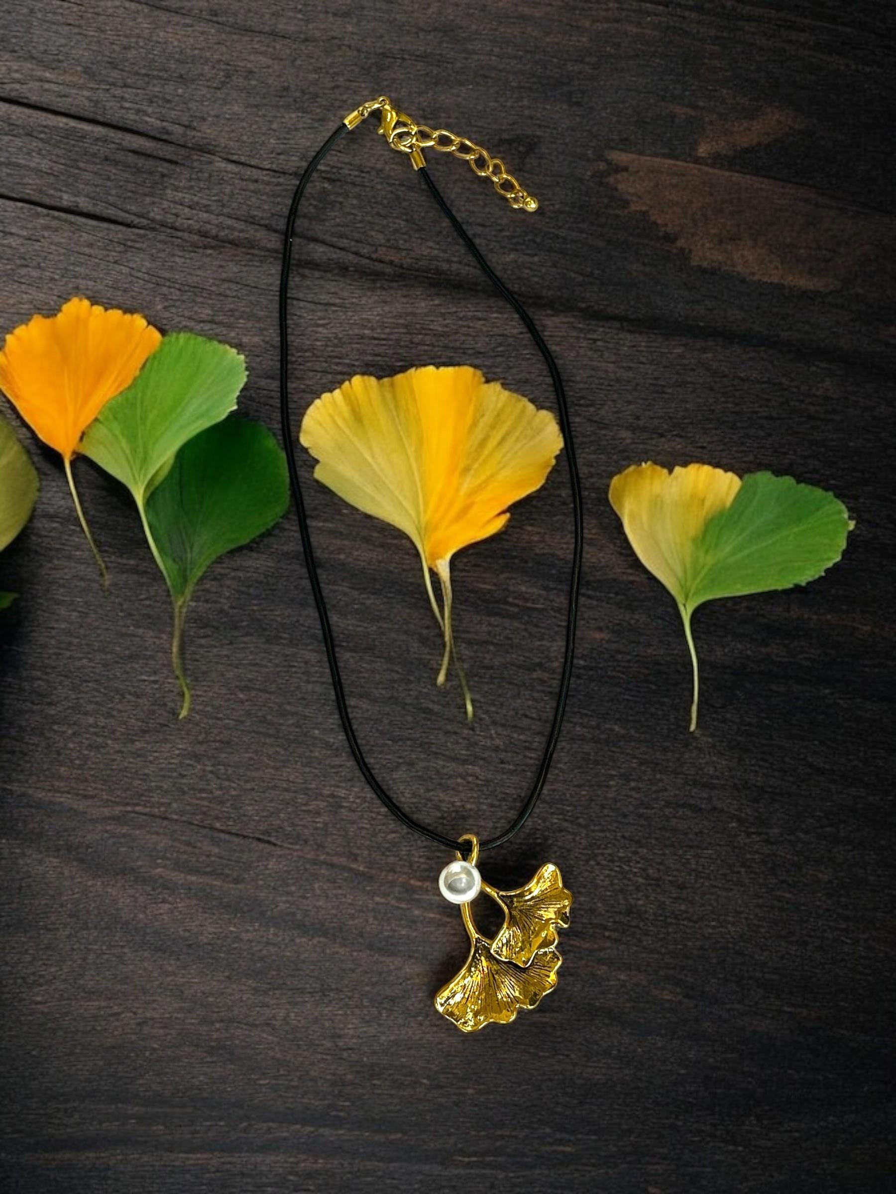 İnci Detaylı Ginkgo Biloba Kolye