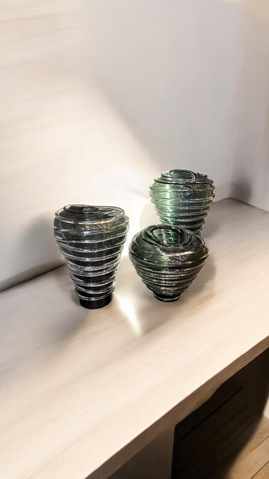 Spiral Formlu Orta Cam Vazo – Katmanlı Modern Tasarım (25,5x25,5x30 cm)