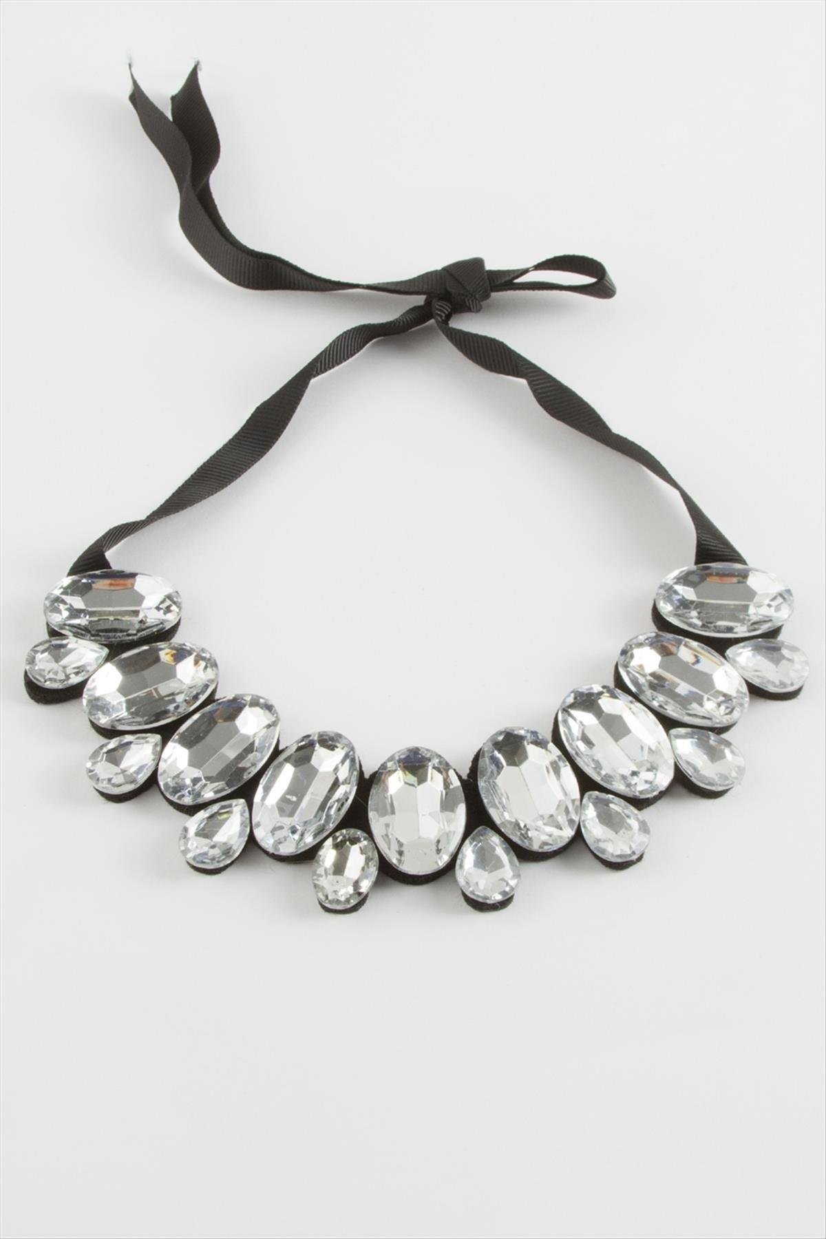 Oval Taşlı Yaka Kolye