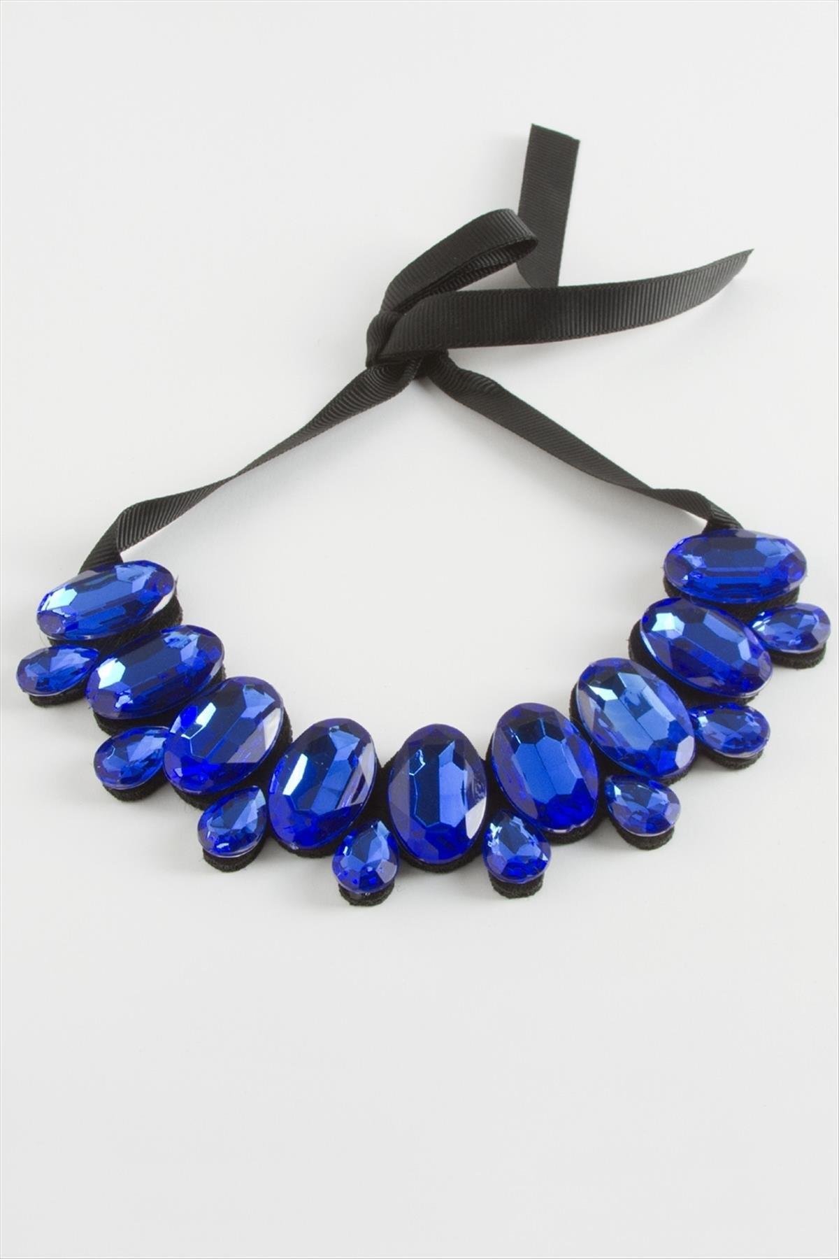 Oval Taşlı Yaka Kolye
