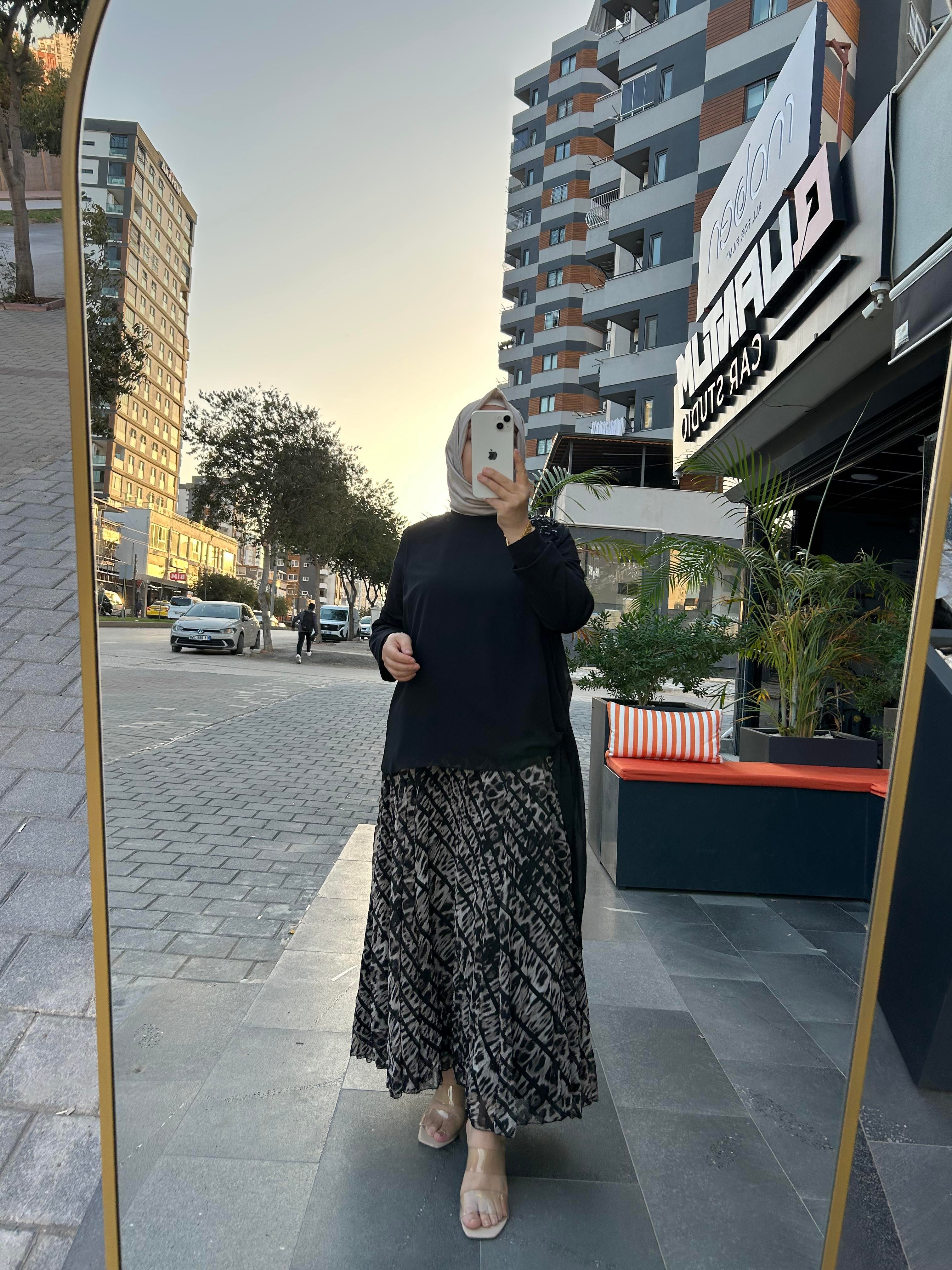Fuat Gürşen Etekli Desenli Takım 