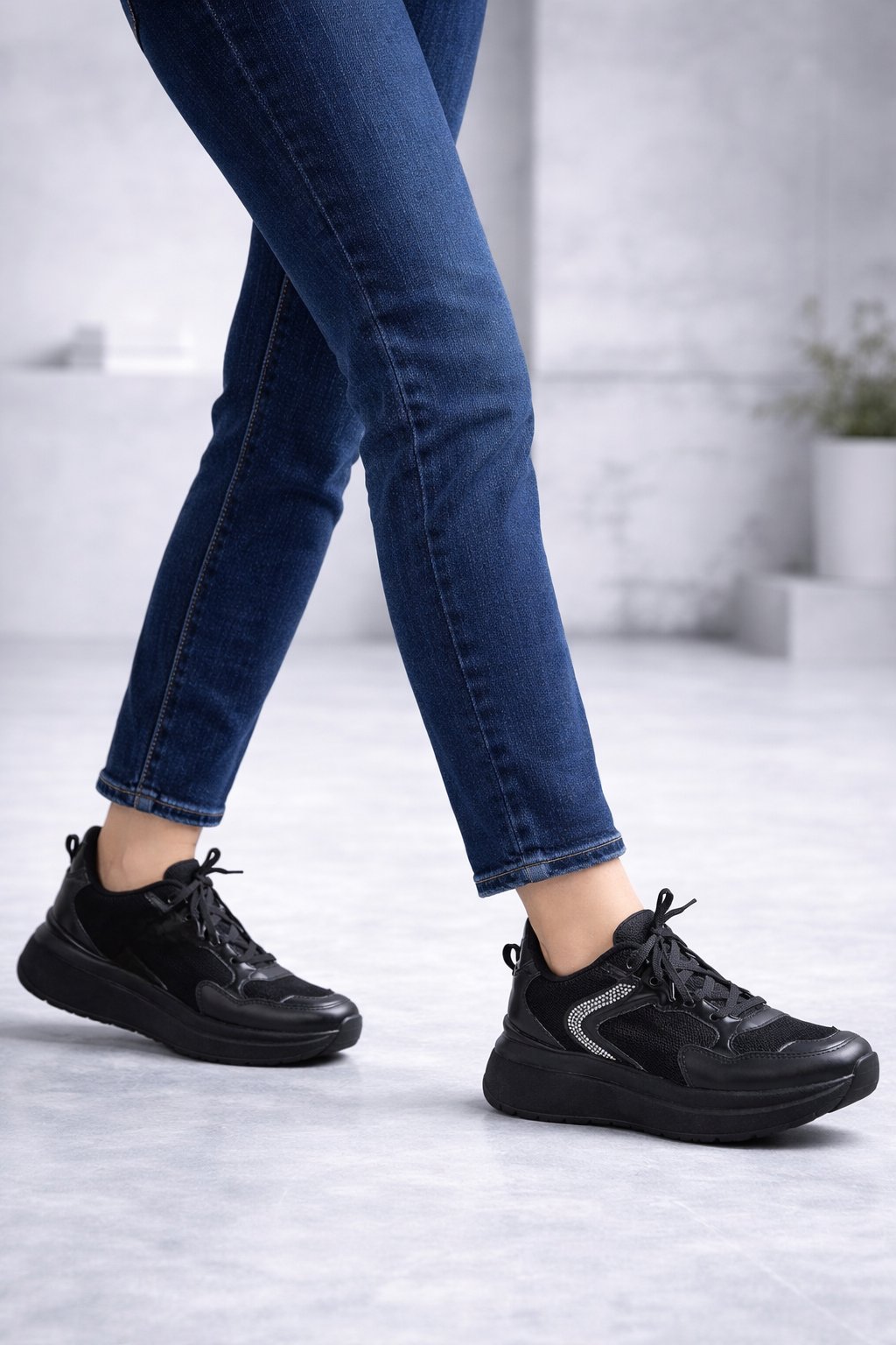 Kadın Siyah Taş Detaylı Kalın Taban Bağcıklı Sneaker Spor Ayakkabı