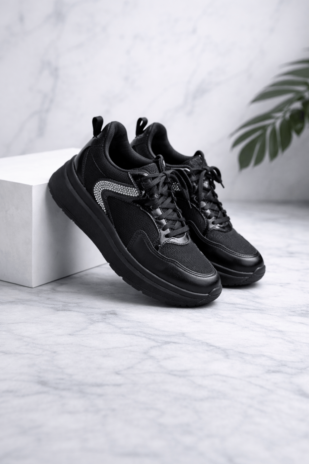 Kadın Siyah Taş Detaylı Kalın Taban Bağcıklı Sneaker Spor Ayakkabı