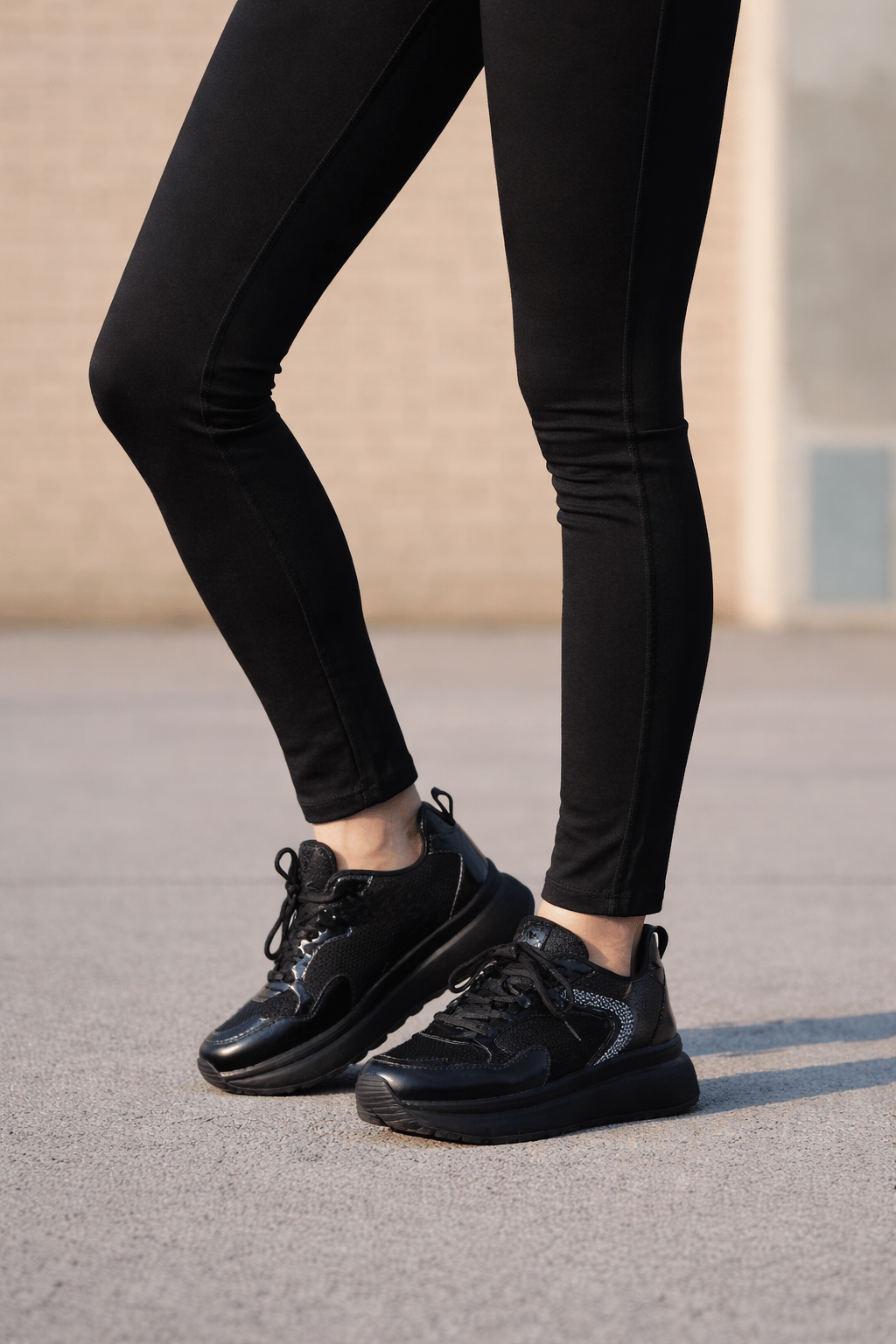 Kadın Siyah Taş Detaylı Kalın Taban Bağcıklı Sneaker Spor Ayakkabı