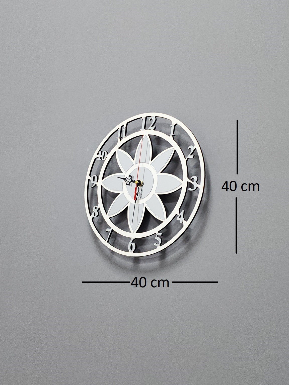 Modern Lotus Desenli Beyaz-Gümüş Dekoratif Duvar Saati - Sessiz Mekanizma