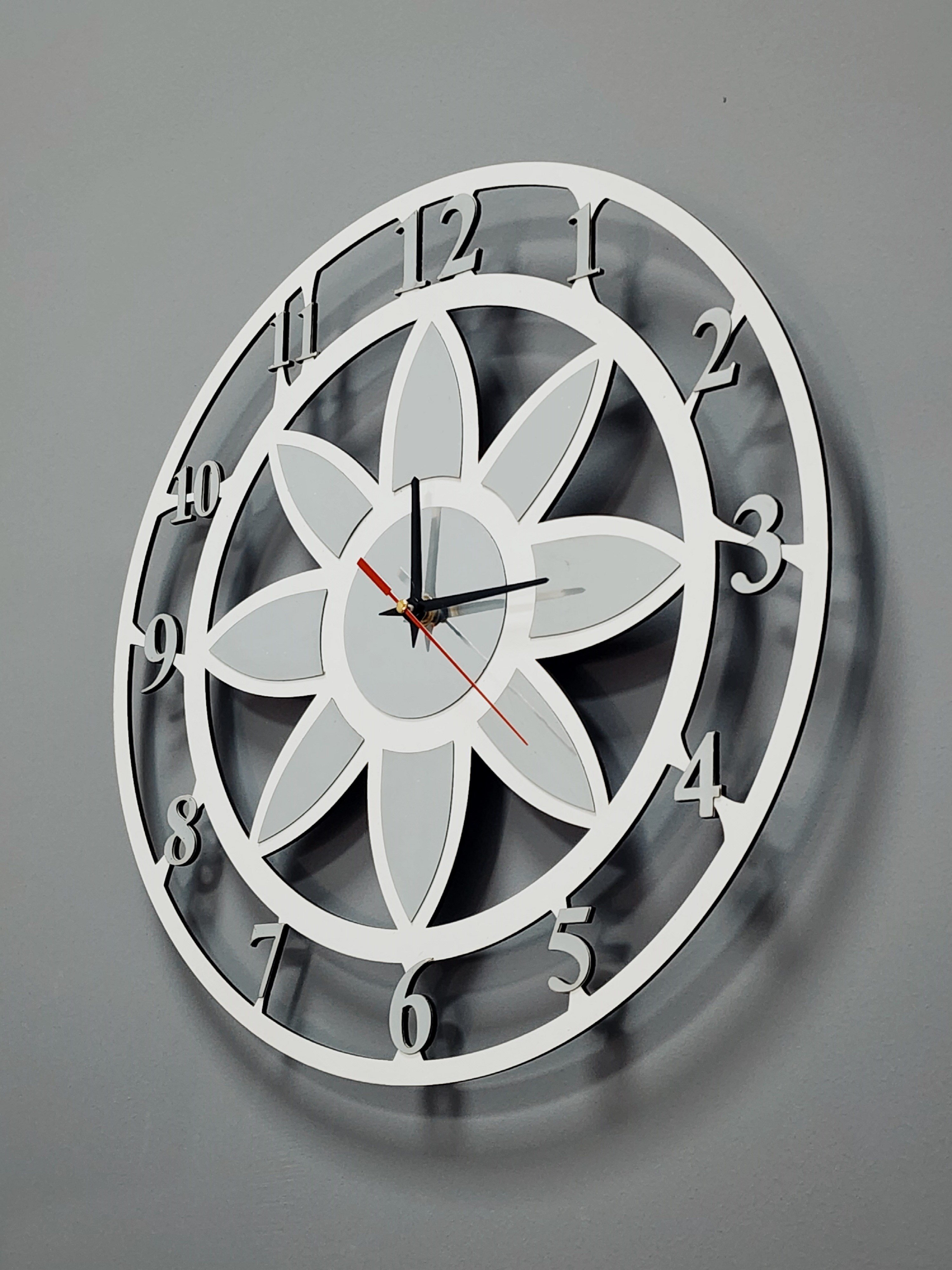 Modern Lotus Desenli Beyaz-Gümüş Dekoratif Duvar Saati - Sessiz Mekanizma