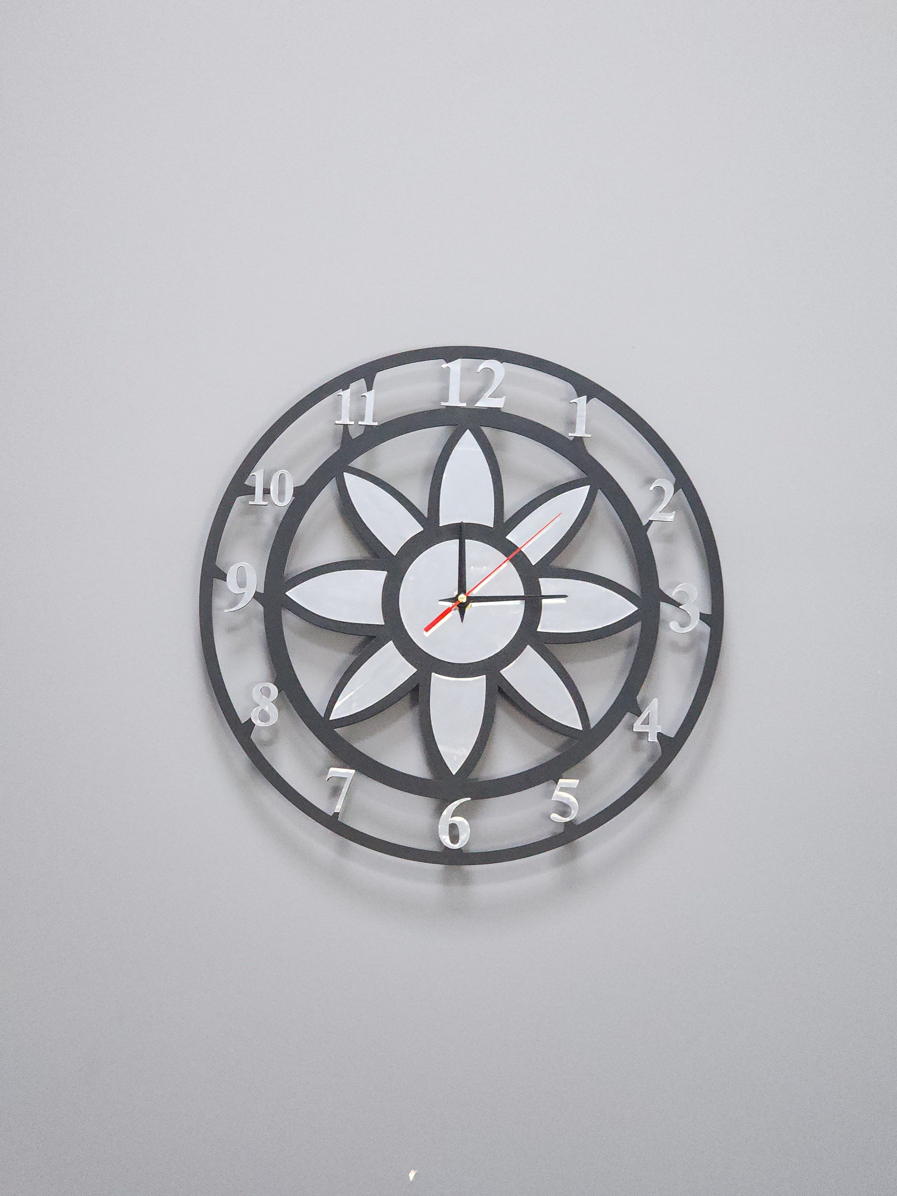 Modern Lotus Desenli Siyah-Gumus Dekoratif Duvar Saati - Sessiz Mekanizma