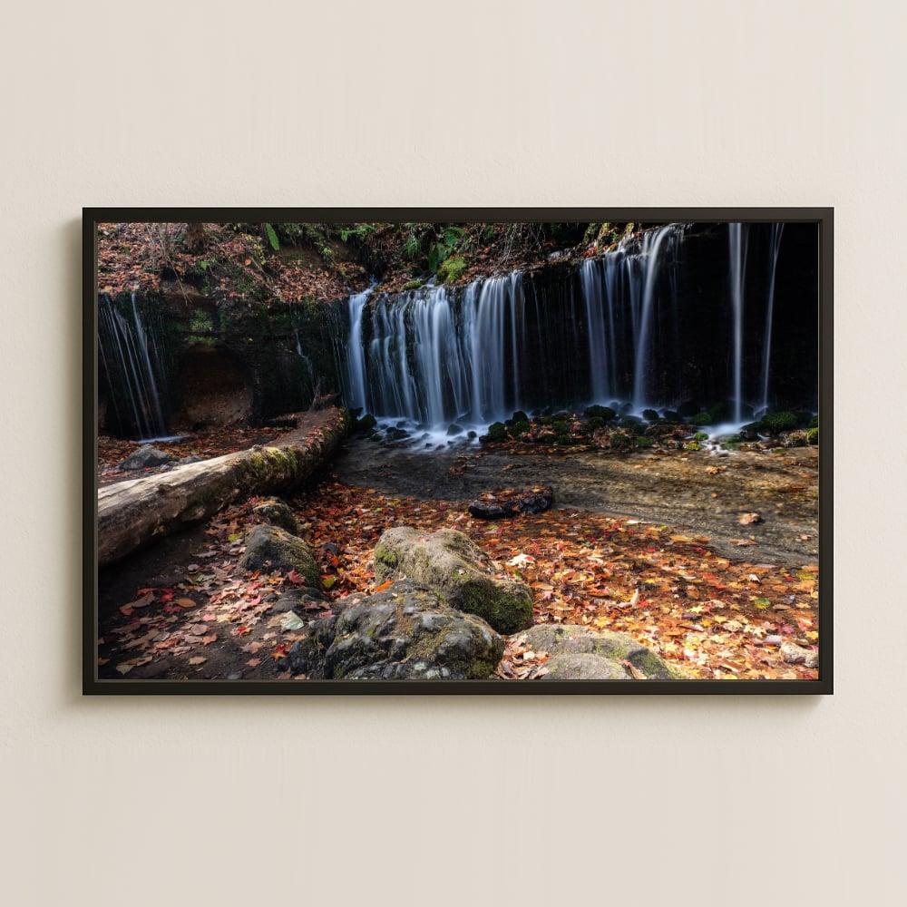 Sonbaharda Şelale ve Yapraklar UV Baskılı Tablo