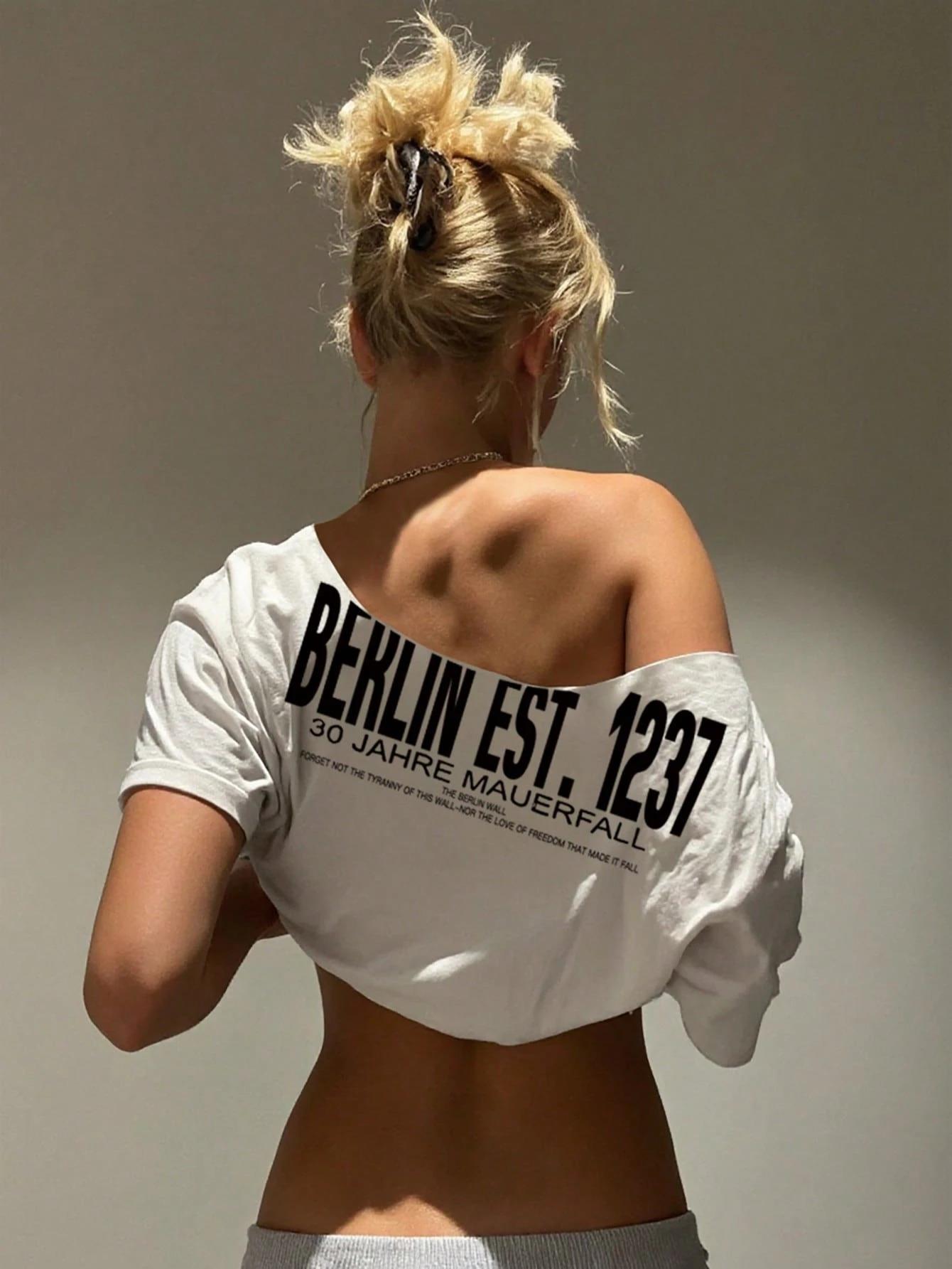 Beyaz Berlin Baskılı Düşük Omuzlu Süprem Penye Tişört - Arkalı Önlü Giyilebilir Tasarım