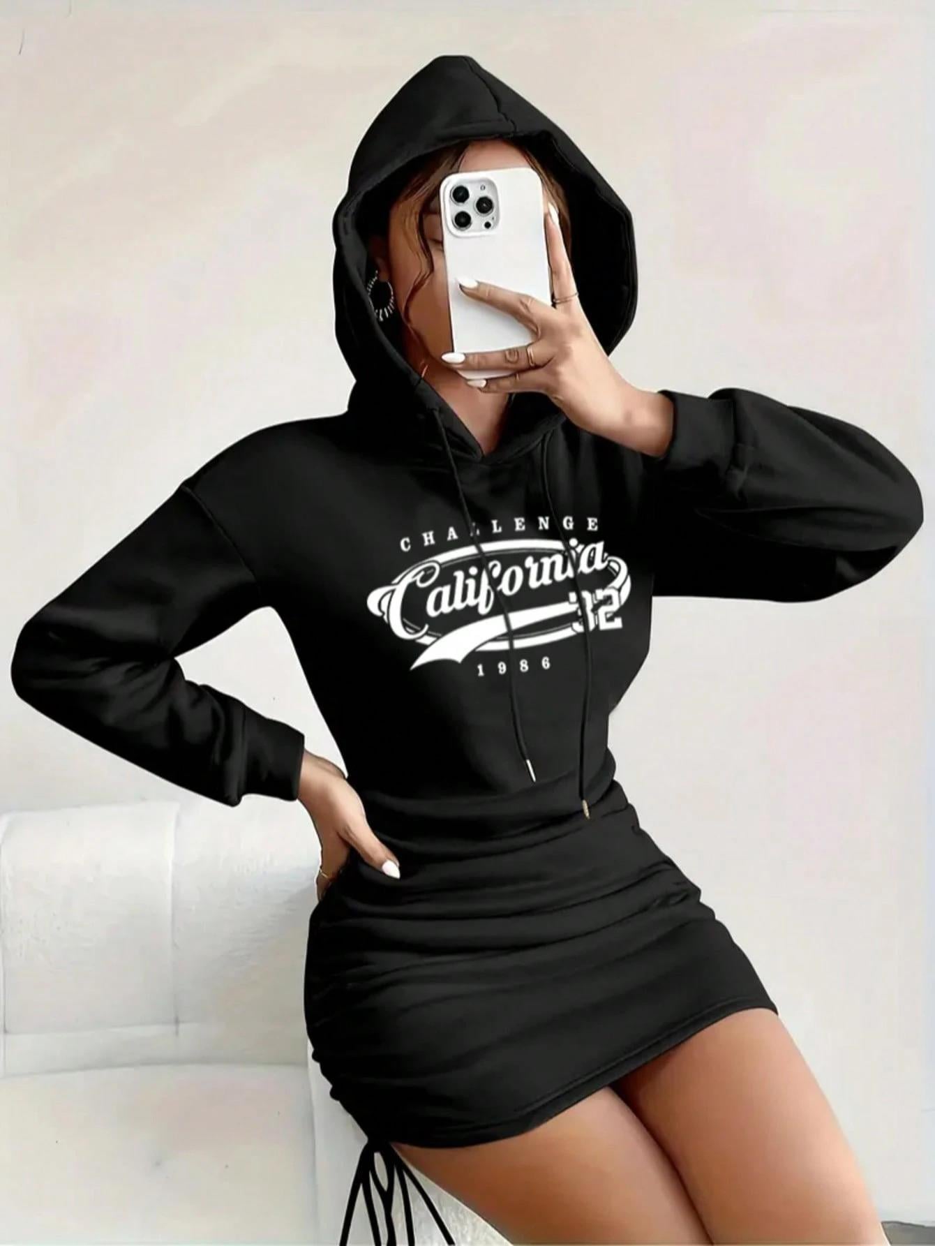 California Baskılı Siyah Yan Büzgülü Kapüşonlu Mini Sweatshirt Elbise