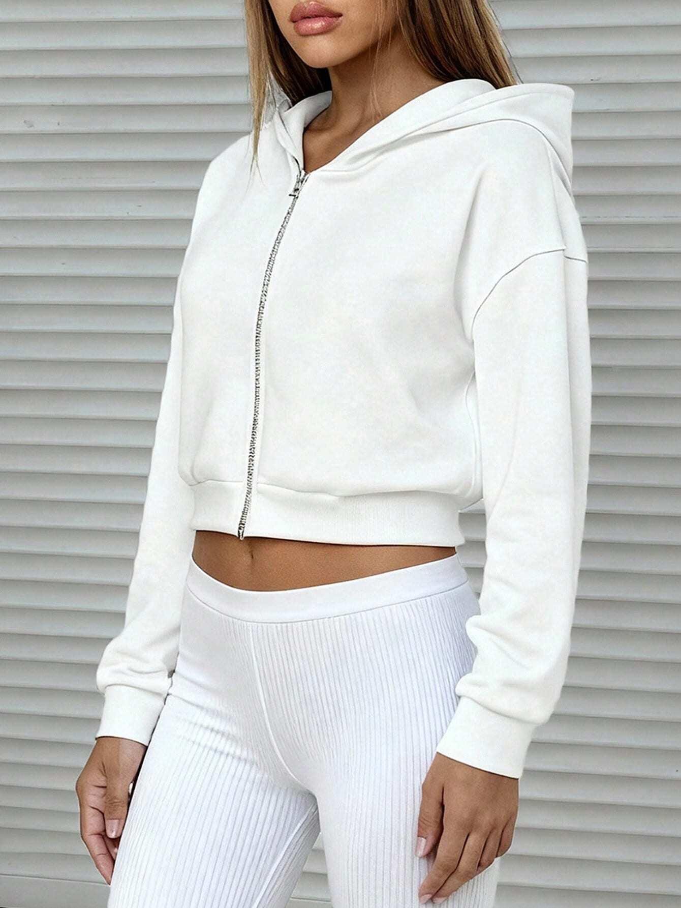 Ekru Bayan Taş Detaylı Kapüşonlu Crop Sweatshirt ve Yüksek Bel Fitilli Tayt Takım – Rahat Spor & Günlük Kombin