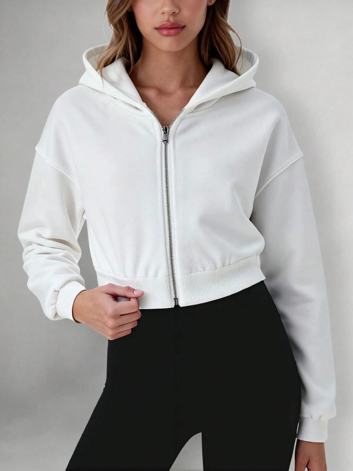 Ekru Bayan Taş Detaylı Kapüşonlu Crop Sweatshirt ve Yüksek Bel Fitilli Tayt Takım – Rahat Spor & Günlük Kombin
