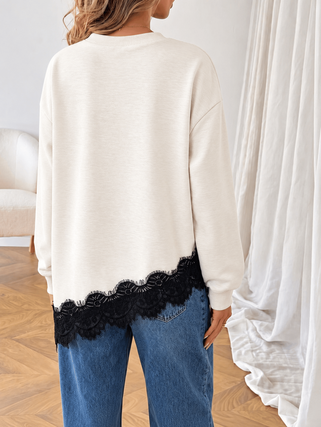 Ekru Kadın Dantel Detaylı Oversize Sweatshirt – Bisiklet Yaka Asimetrik Kesim Uzun Kollu Şık Günlük Sweat