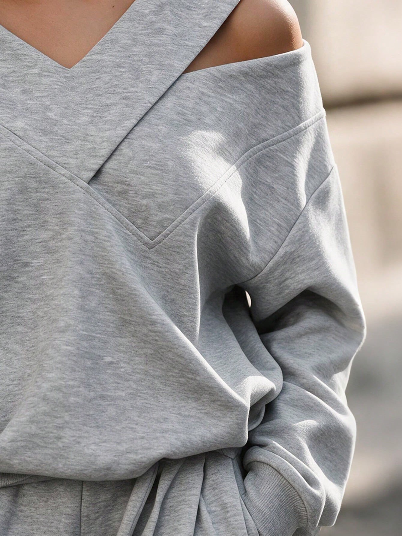 Gri Kadın Omuz Dekolteli V Yaka Oversize Sweatshirt – Çapraz Yaka Detaylı Salaş Sweat