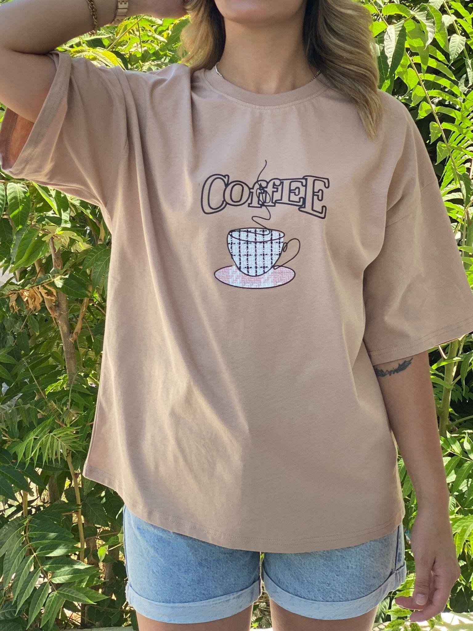 Kadın Bej Baskılı Oversize Tişört – Coffee Desenli, Pamuklu Rahat Kalıp