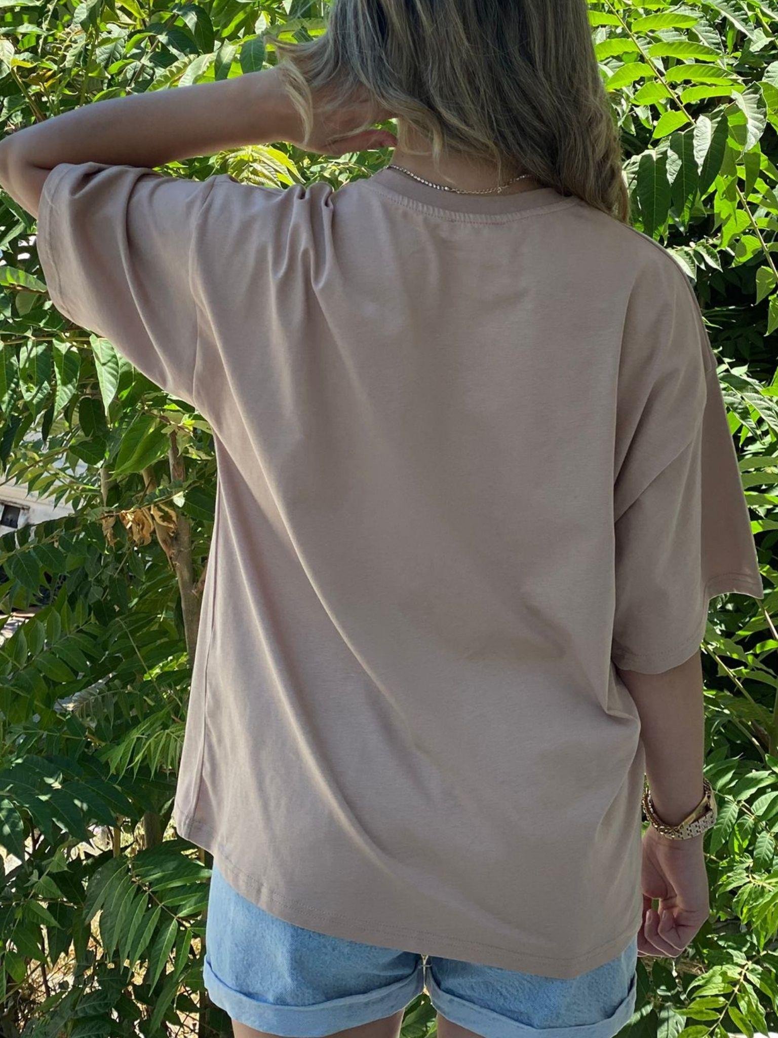 Kadın Bej Baskılı Oversize Tişört – Coffee Desenli, Pamuklu Rahat Kalıp