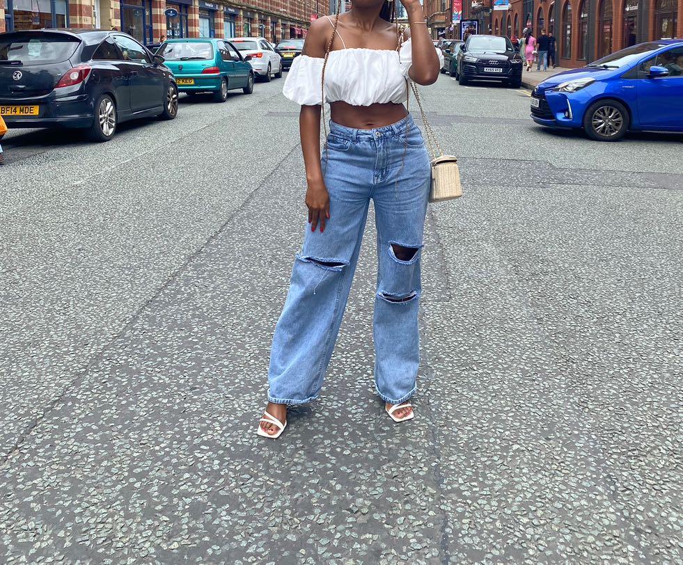 Kadın Beyaz Off Shoulder Crop Bluz – Askılı, Lastikli, Kısa Kollu Yazlık Şık Üst