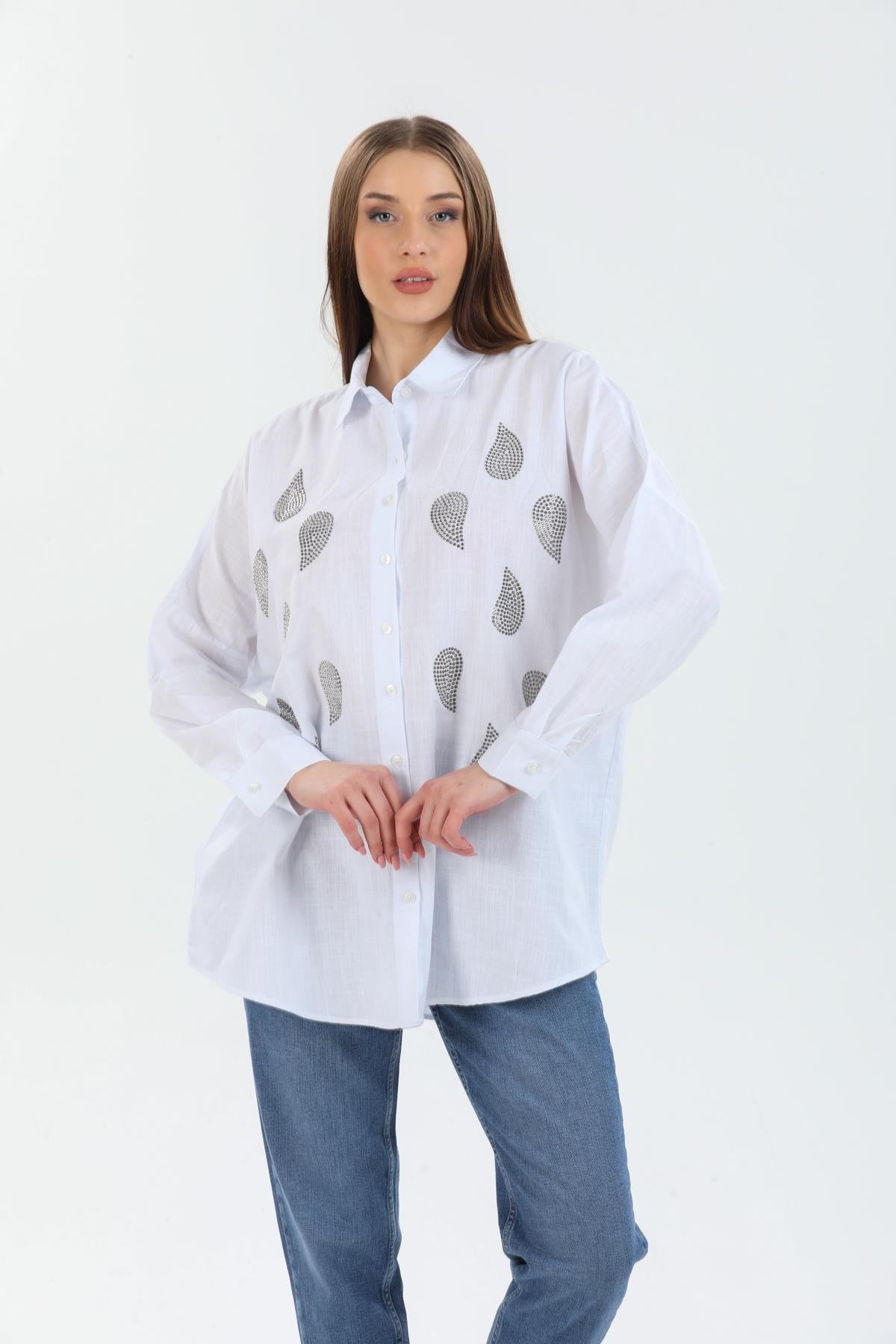 Kadın Beyaz Taş Detaylı Oversize Gömlek - Şık ve Rahat Tasarım