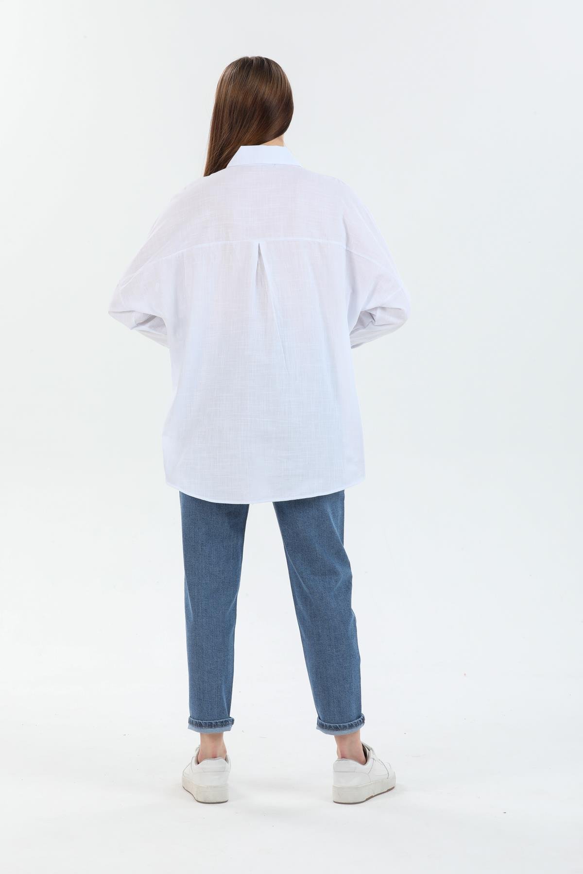 Kadın Beyaz Taş Detaylı Oversize Gömlek - Şık ve Rahat Tasarım