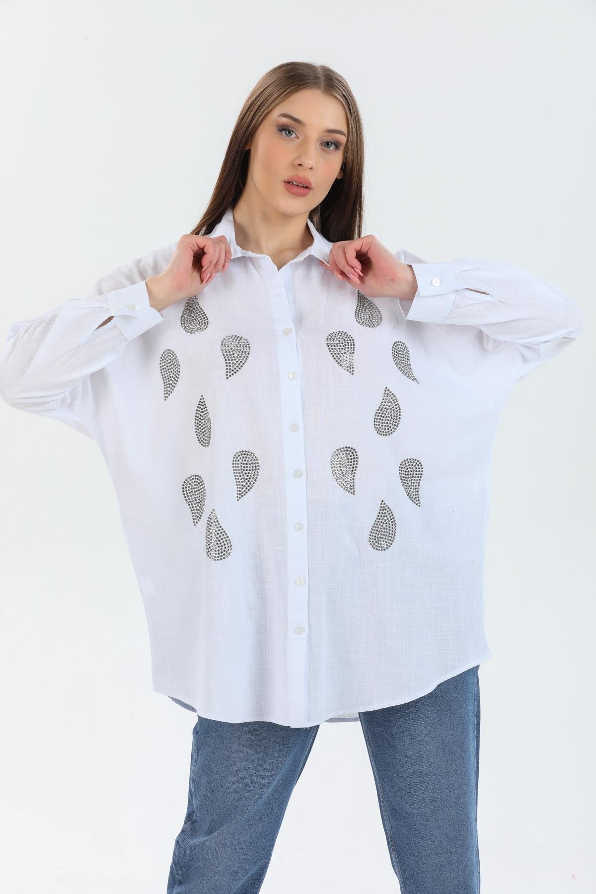 Kadın Beyaz Taş Detaylı Oversize Gömlek - Şık ve Rahat Tasarım