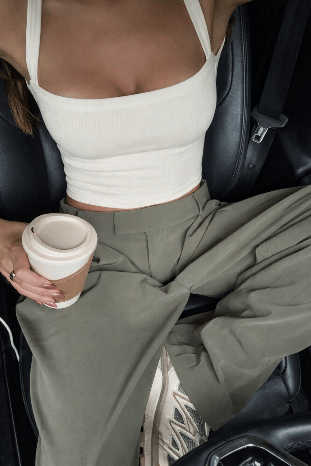 Kadın Ekru Askılı Crop Atlet – Fitilli Kumaş, Çapraz Askı Detaylı, Esnek Slim Fit Yazlık Büstiyer