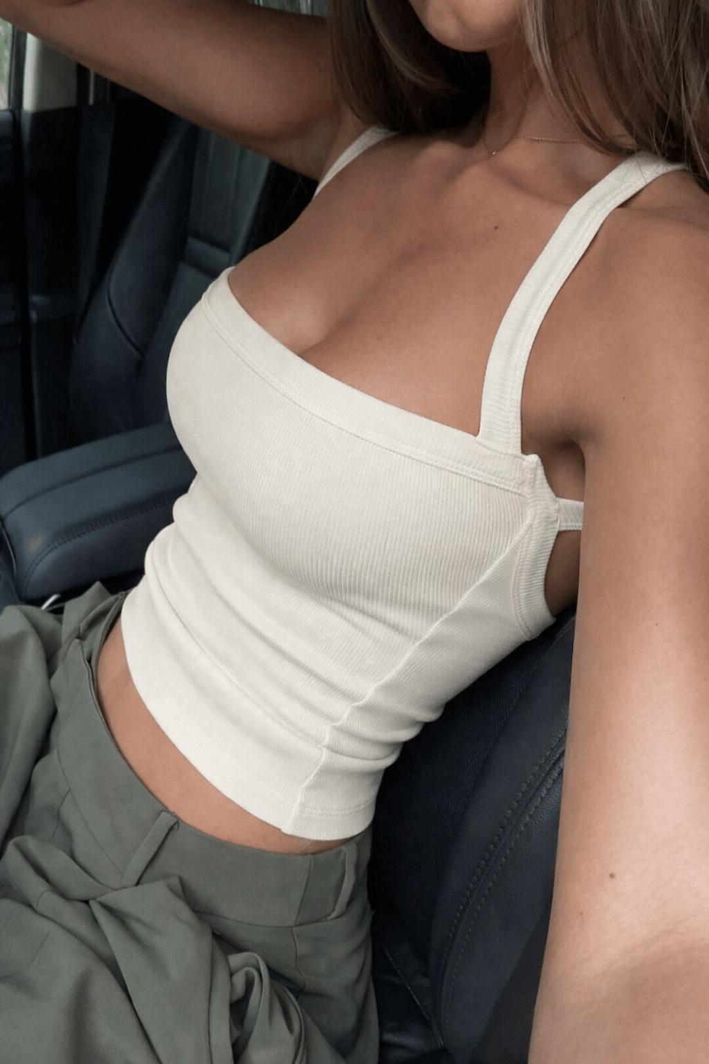 Kadın Ekru Askılı Crop Atlet – Fitilli Kumaş, Çapraz Askı Detaylı, Esnek Slim Fit Yazlık Büstiyer