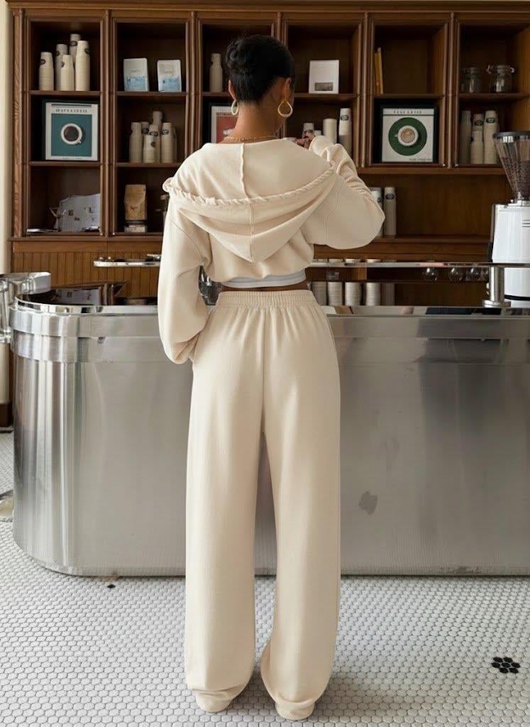 Kadın Ekru Crop Kapüşonlu Sweatshirt ve Yüksek Bel Alt Takım – Metal Kuşgözü Detaylı İkili Takım