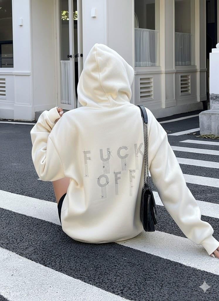Kadın Ekru Oversize Kapüşonlu Sweatshirt – Taş Detaylı “F*ck Off” Yazılı – Rahat Günlük Kapüşonlu Üst