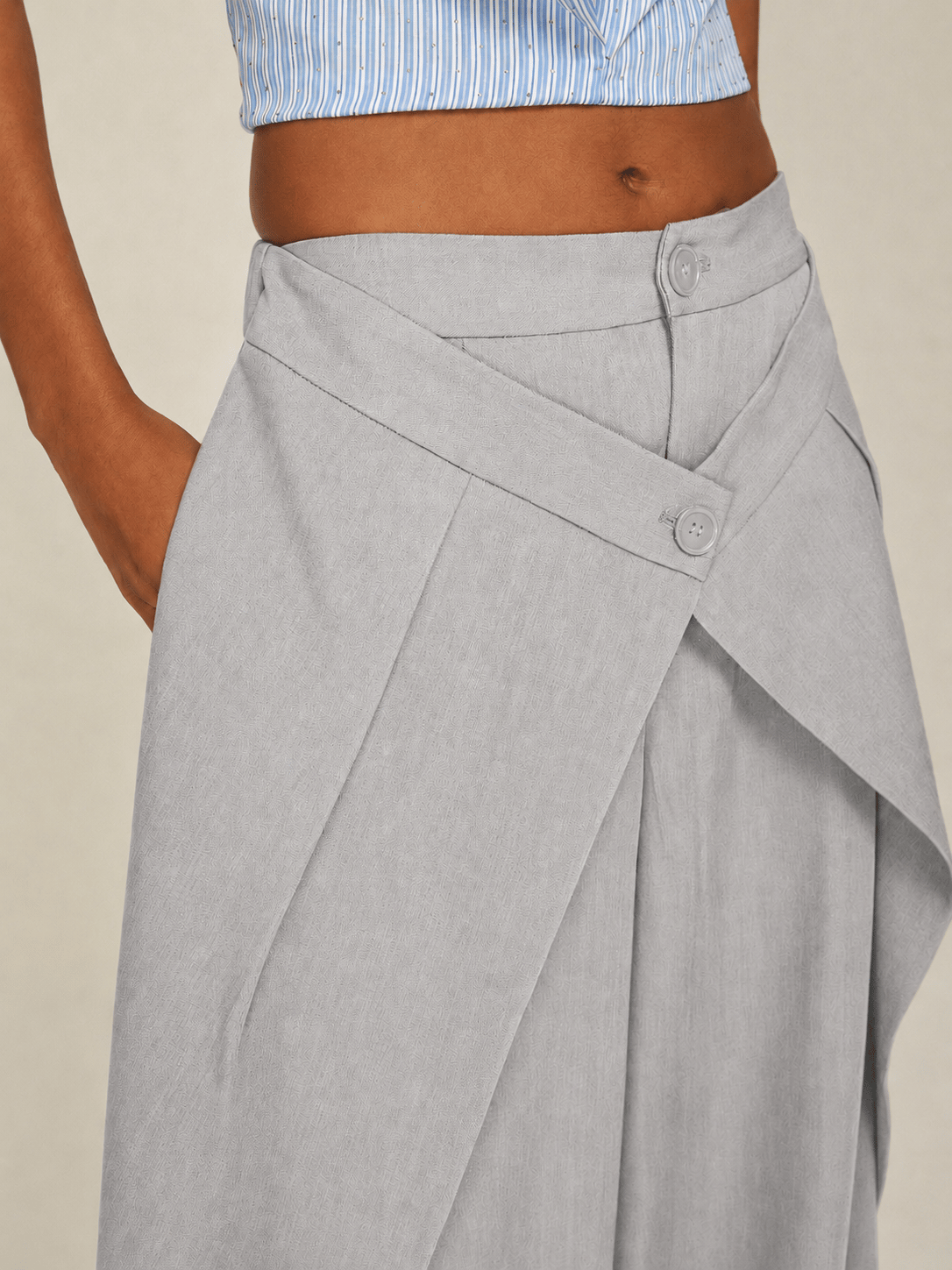 Kadın Gri Yüksek Bel Kruvaze Detaylı Bol Paça Pantolon – Şık & Rahat Oversize Pantolon