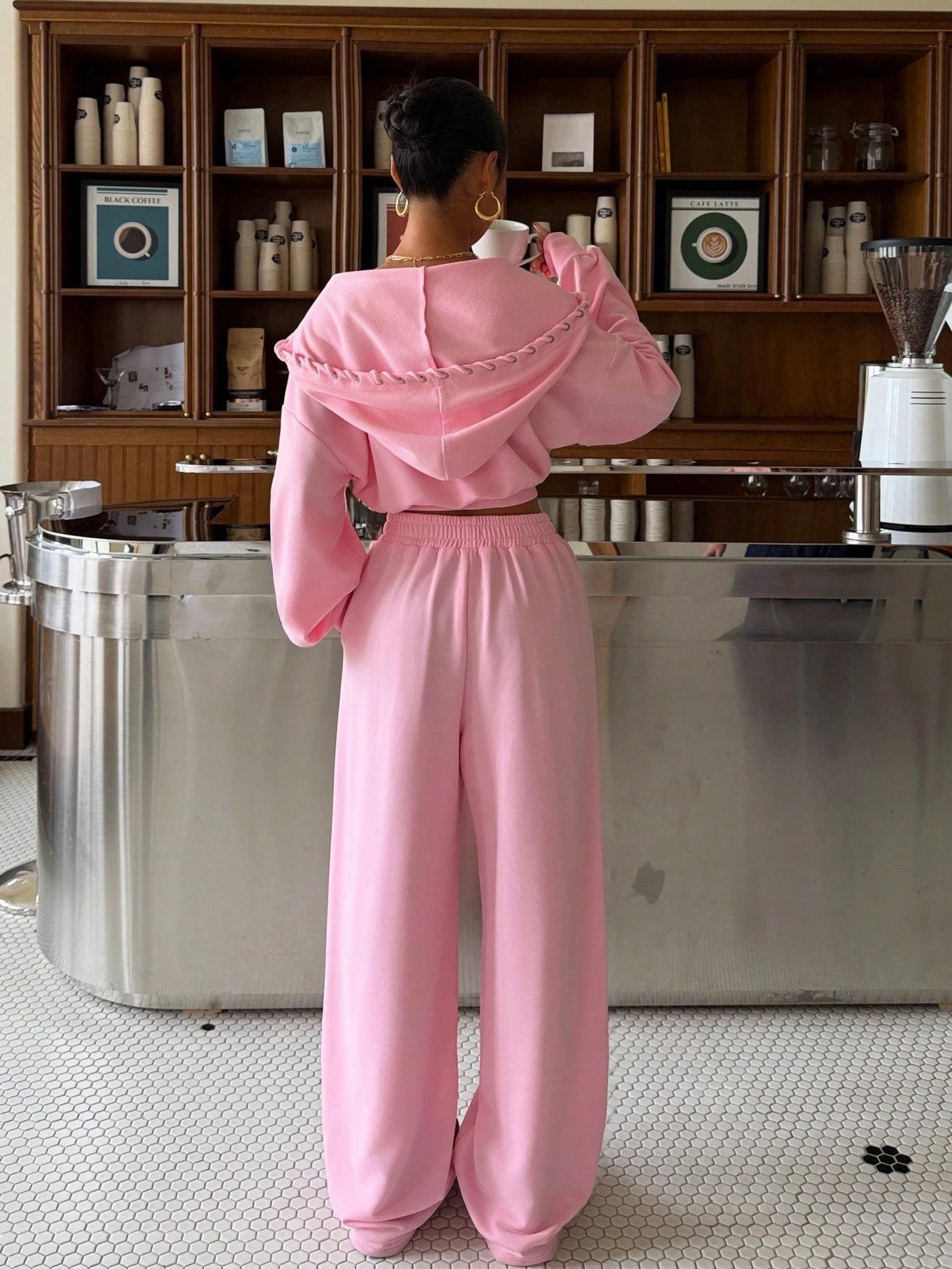 Kadın Pembe Crop Kapüşonlu Sweatshirt ve Yüksek Bel Alt Takım – Metal Kuşgözü Detaylı İkili Takım